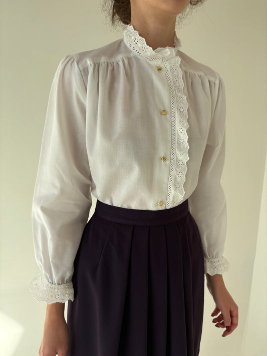 Cămașa vintage cu broderie anglaise și jabou asimetric