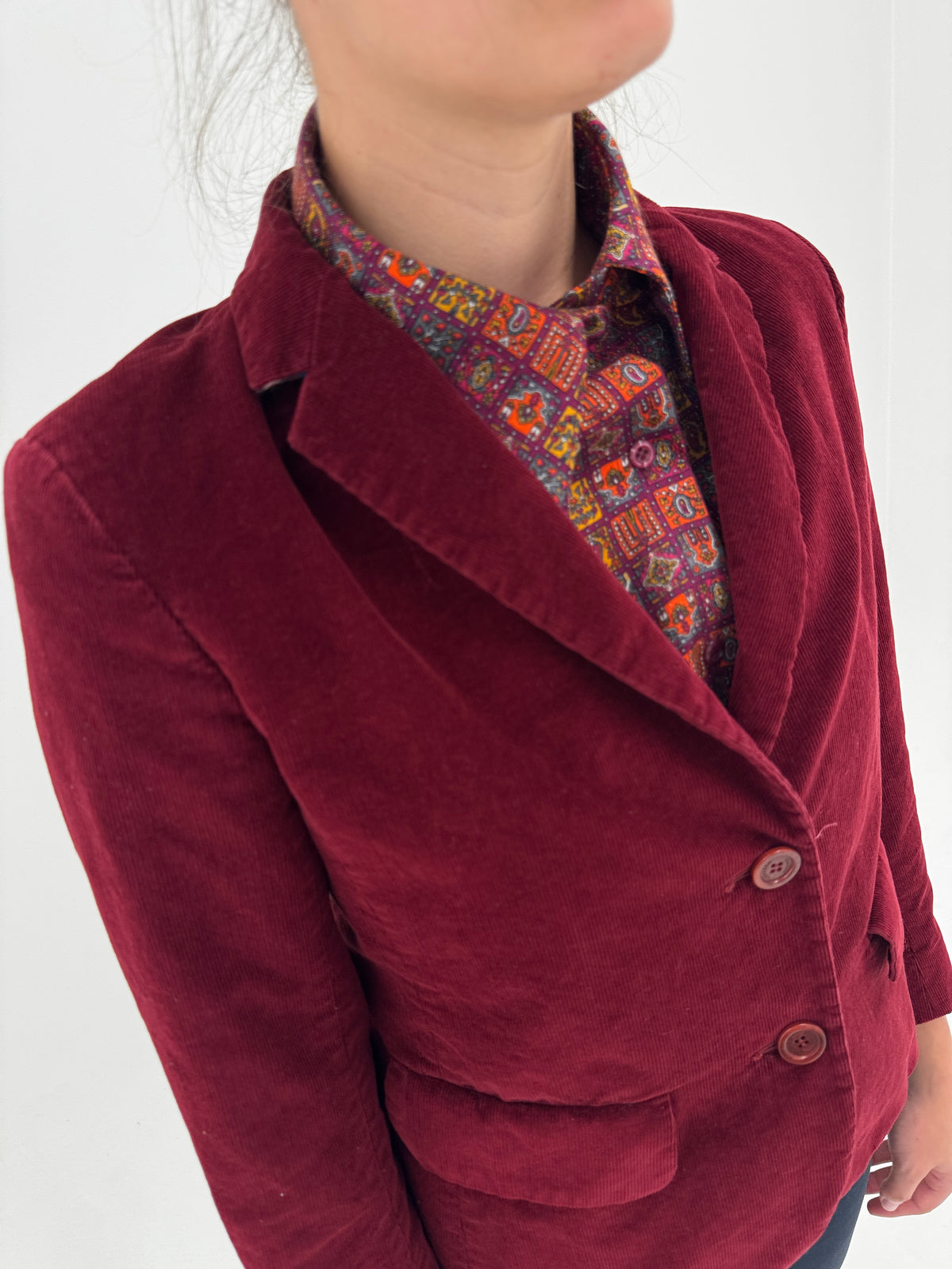 Sacou Max Mara din catifea dark cherry red cu inserție de brocart sub guler