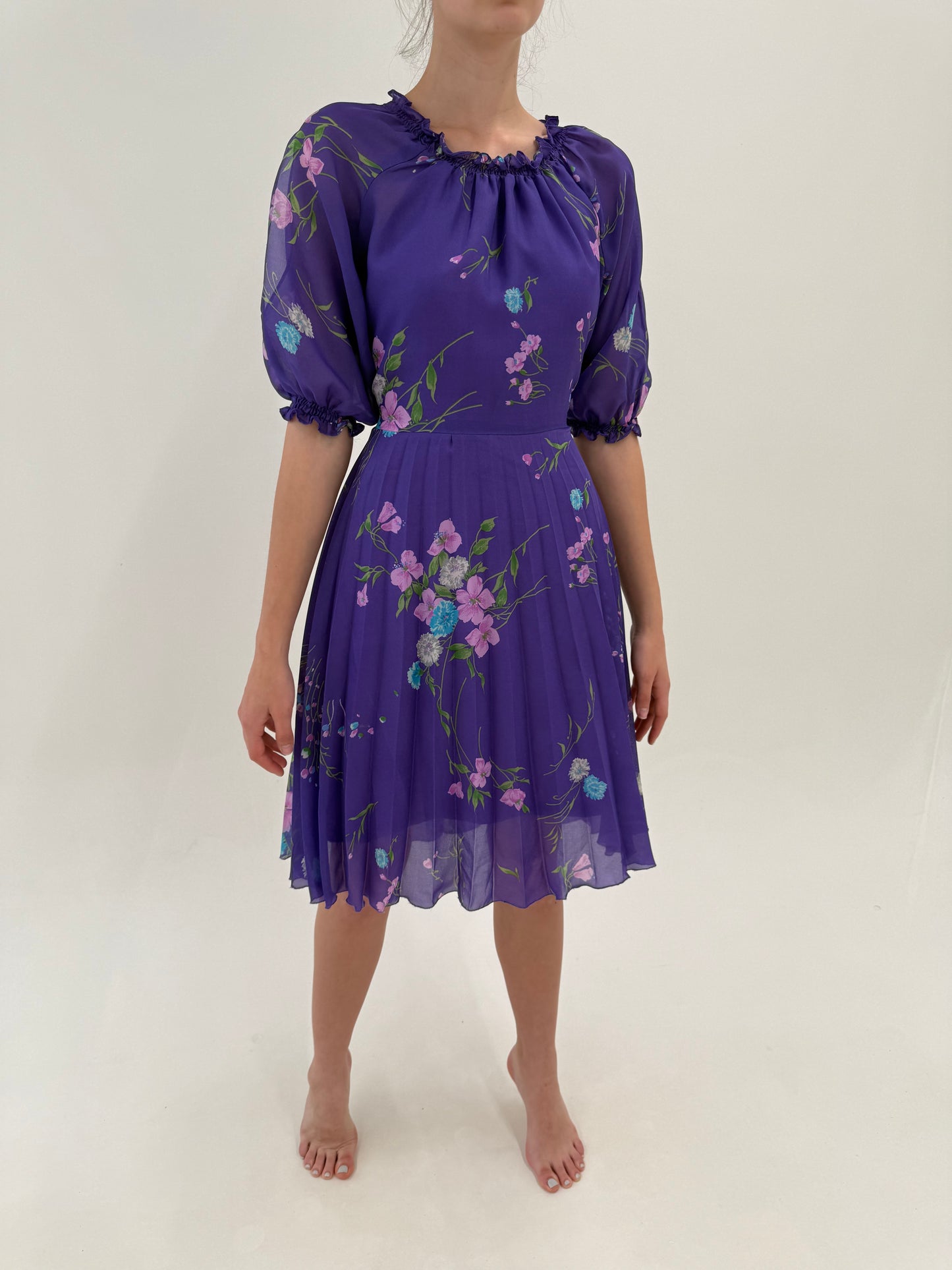 Rochie vintage electric lavender cu print floral delicat și fusta plisată