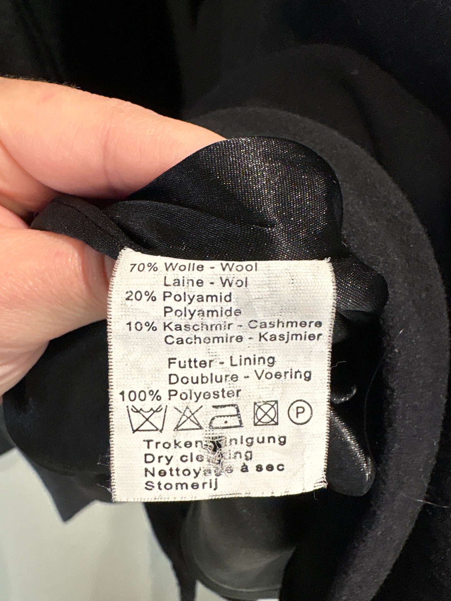 Palton negru tip capa din stofă excepțională ușor lucioasă de lana și cașmir