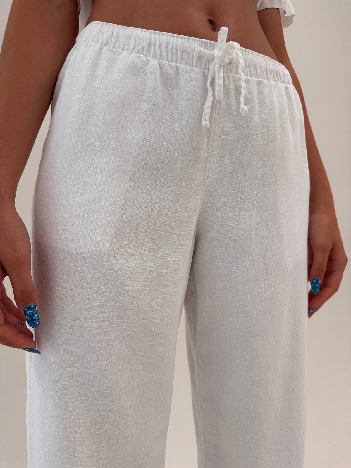 Pantaloni din in petite cu talie reglabilă în croi lejer