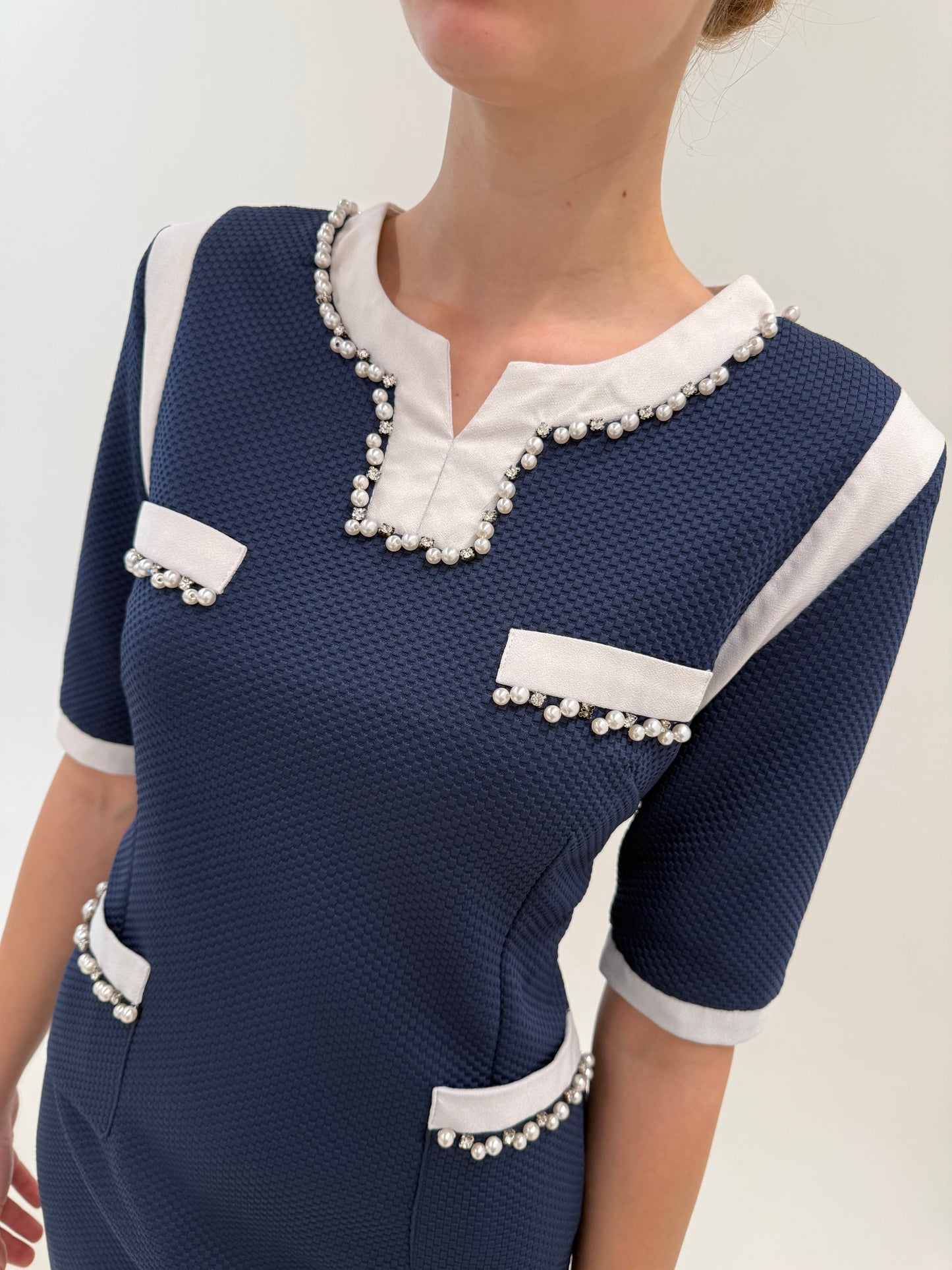Rochie Max Mara cu aplicații manuale perle de la business la cocktail Navy cu alb