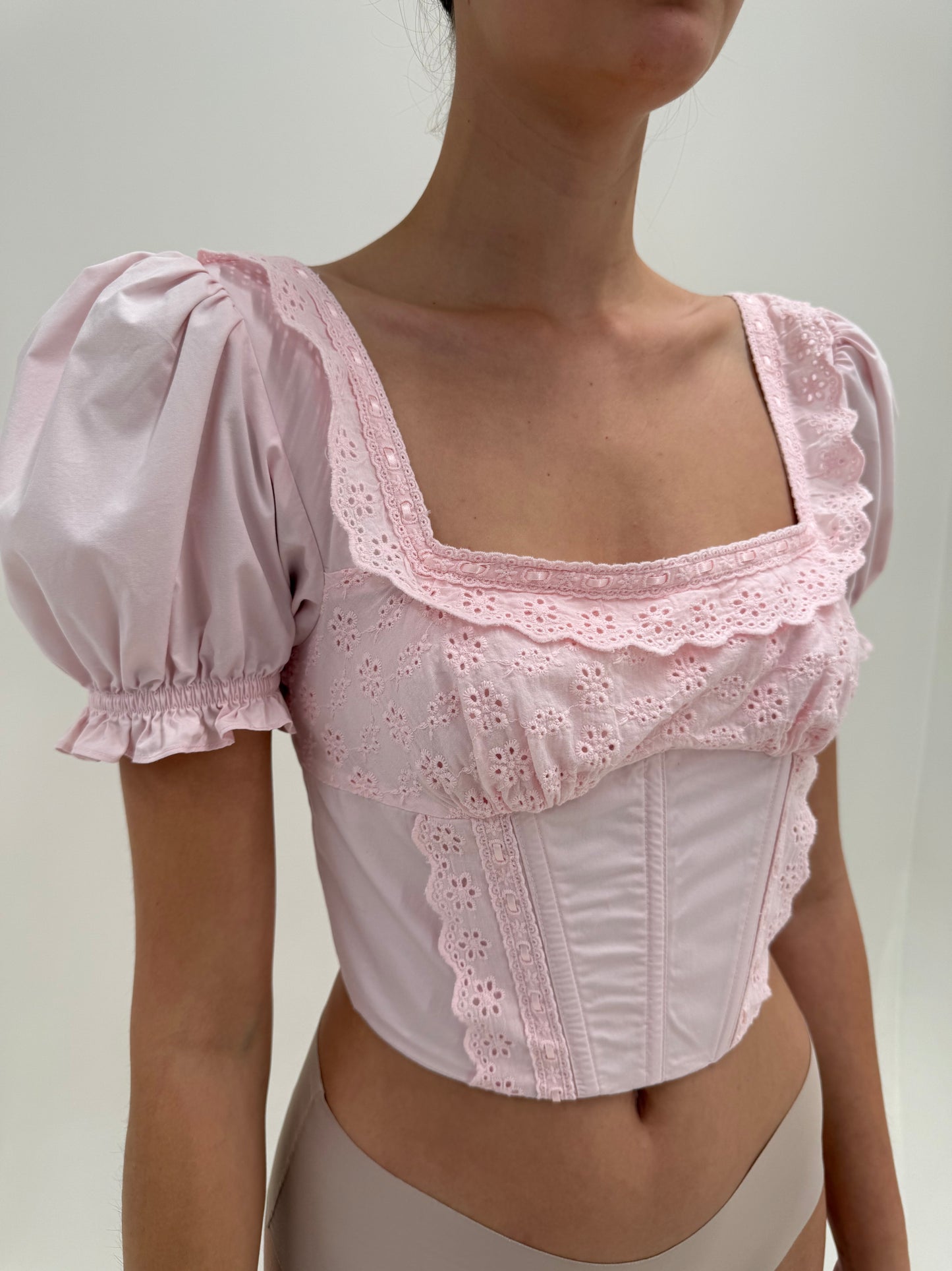 Corset powder Pink cu umeri bufanți și broderie anglaise