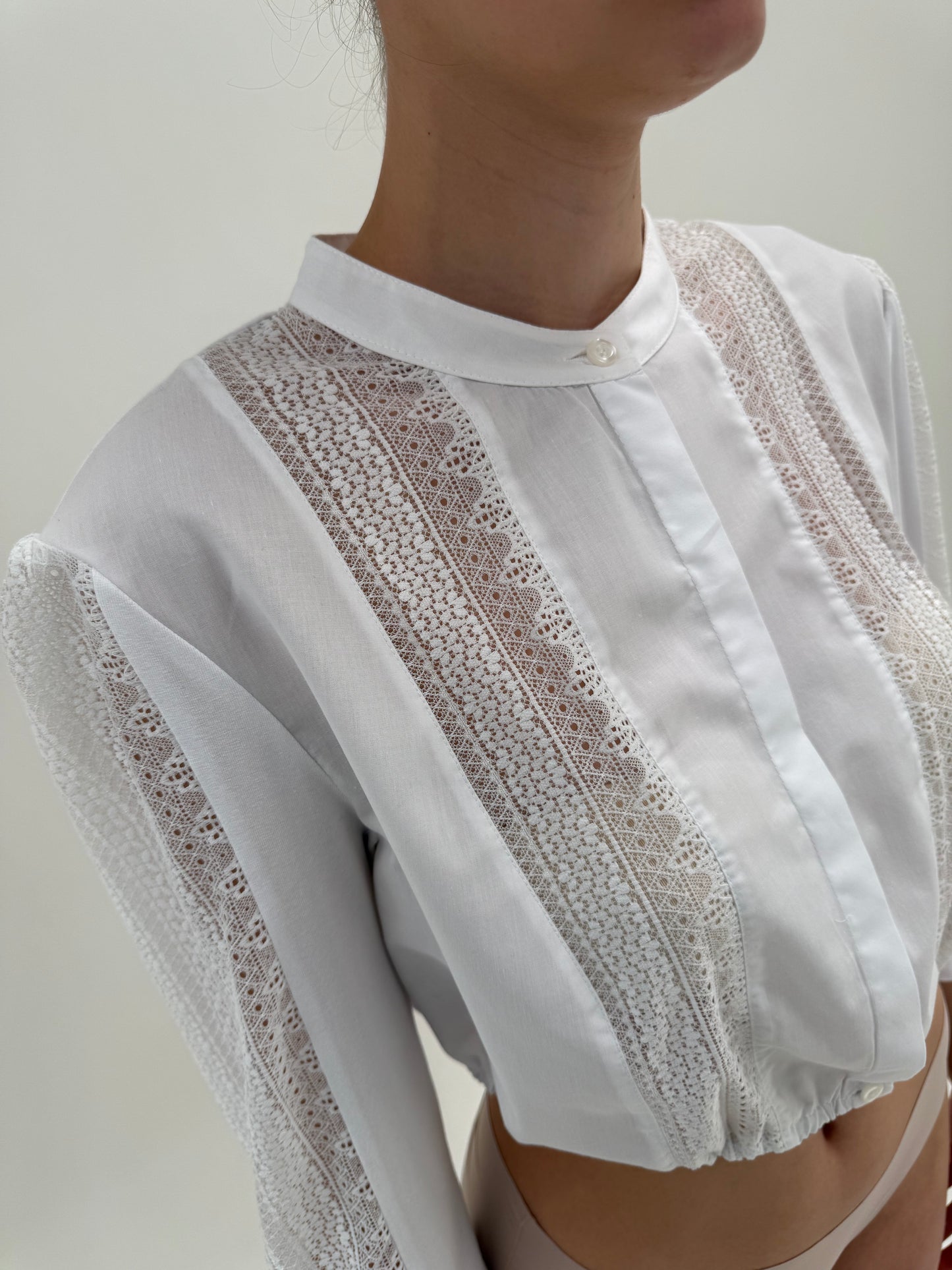 Top ușor cropped cu inserții de dantelă și tiv elastic