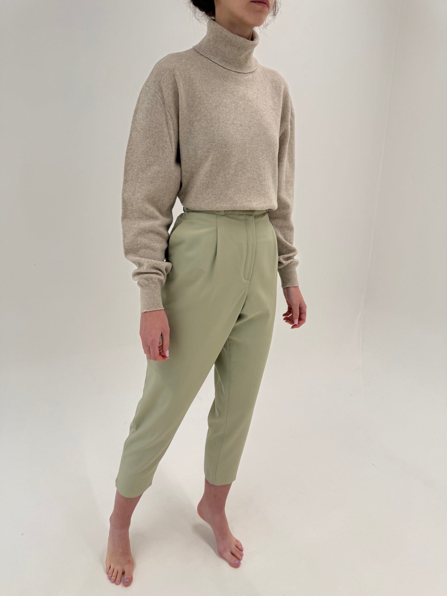 Pantaloni verde pudrat din lana extrafina cu pense și talie ultra înaltă