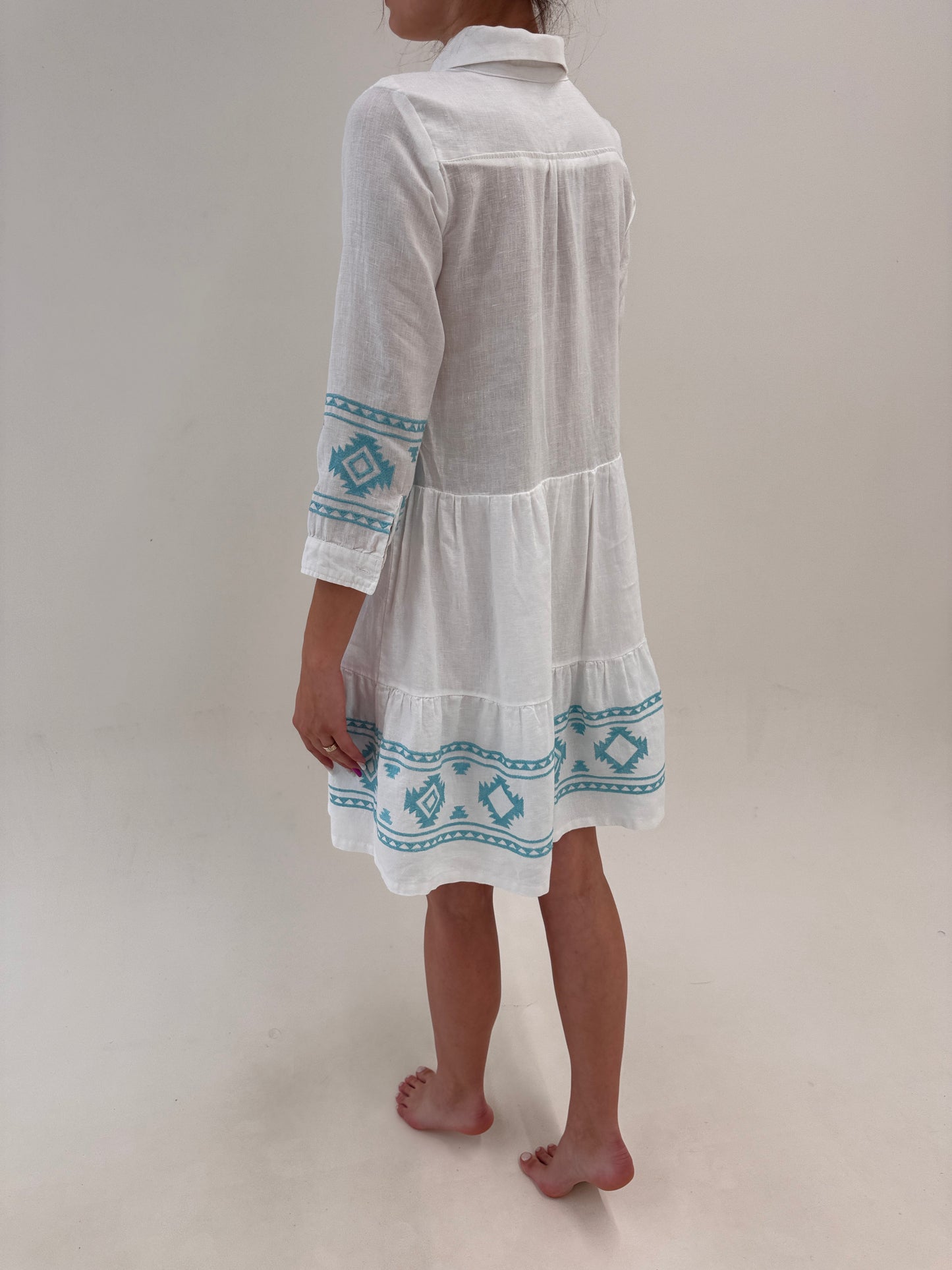 Rochie din in premium cu broderie turcoaz cu talie ultra înaltă marcată în croi lejer