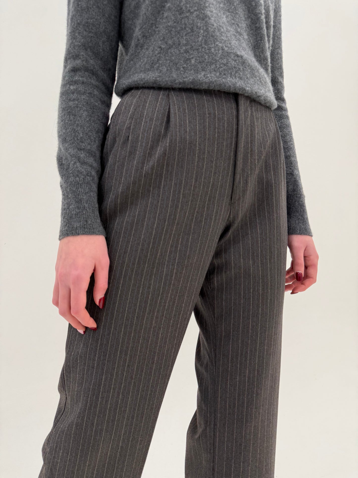 Costum high end italian din stofă luxury Cerutti taupe plină cu dungi fine verticale