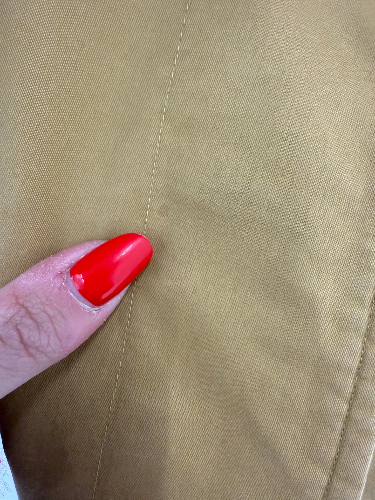 Trench vintage Burberry în croi clasic cu talie reglabilă marcată