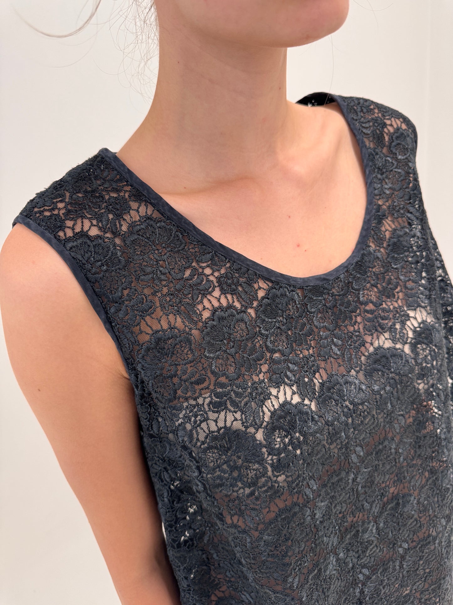 Top vintage Valentino negru din dantelă fină chantily rebrodată în croi minimalist