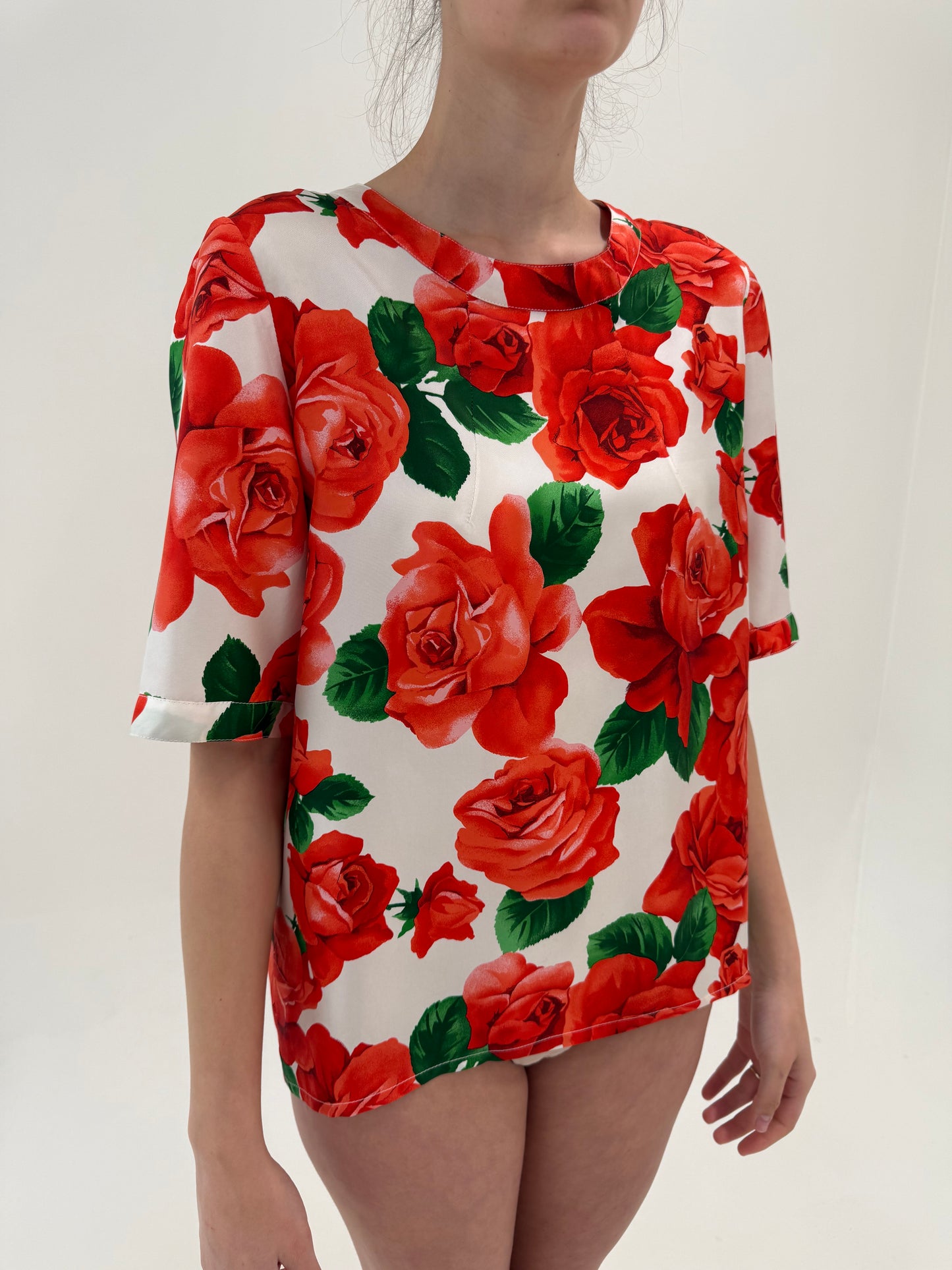 Top cu print floral superb cu maci din mătase naturală în croi minimalist