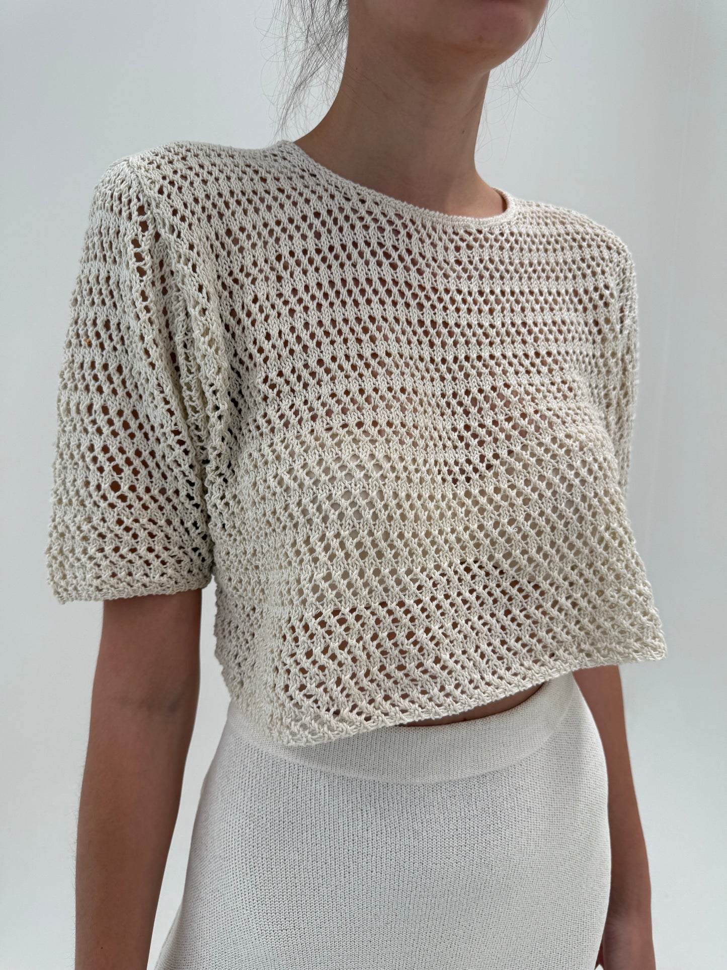 Top cropped din bumbac macrame dantelat sand nude