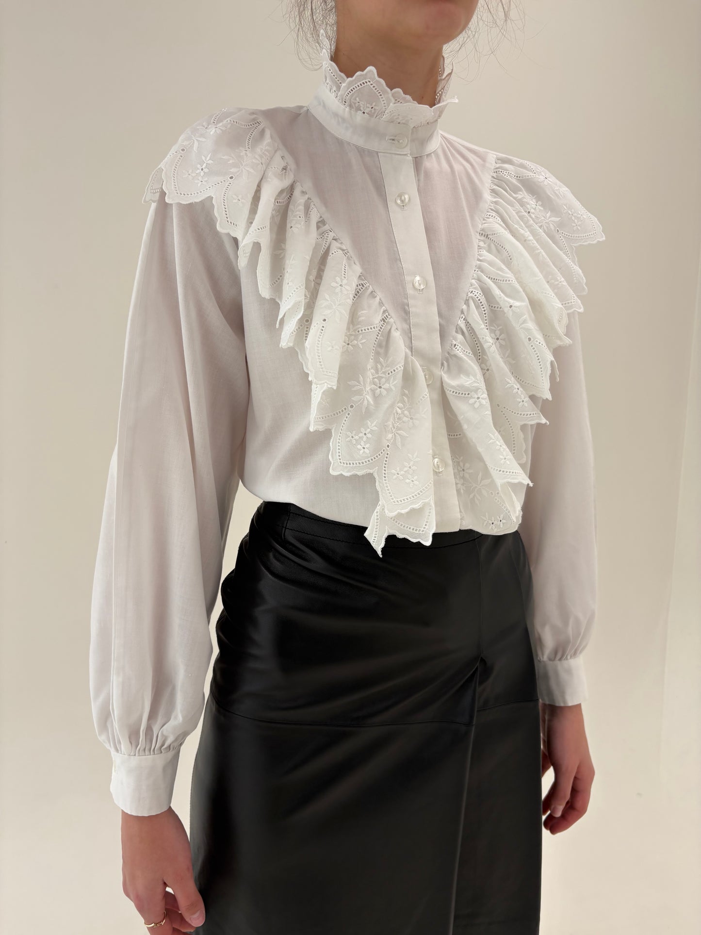 Cămașa vintage cu broderie fină și volan din cea mai fină panzica