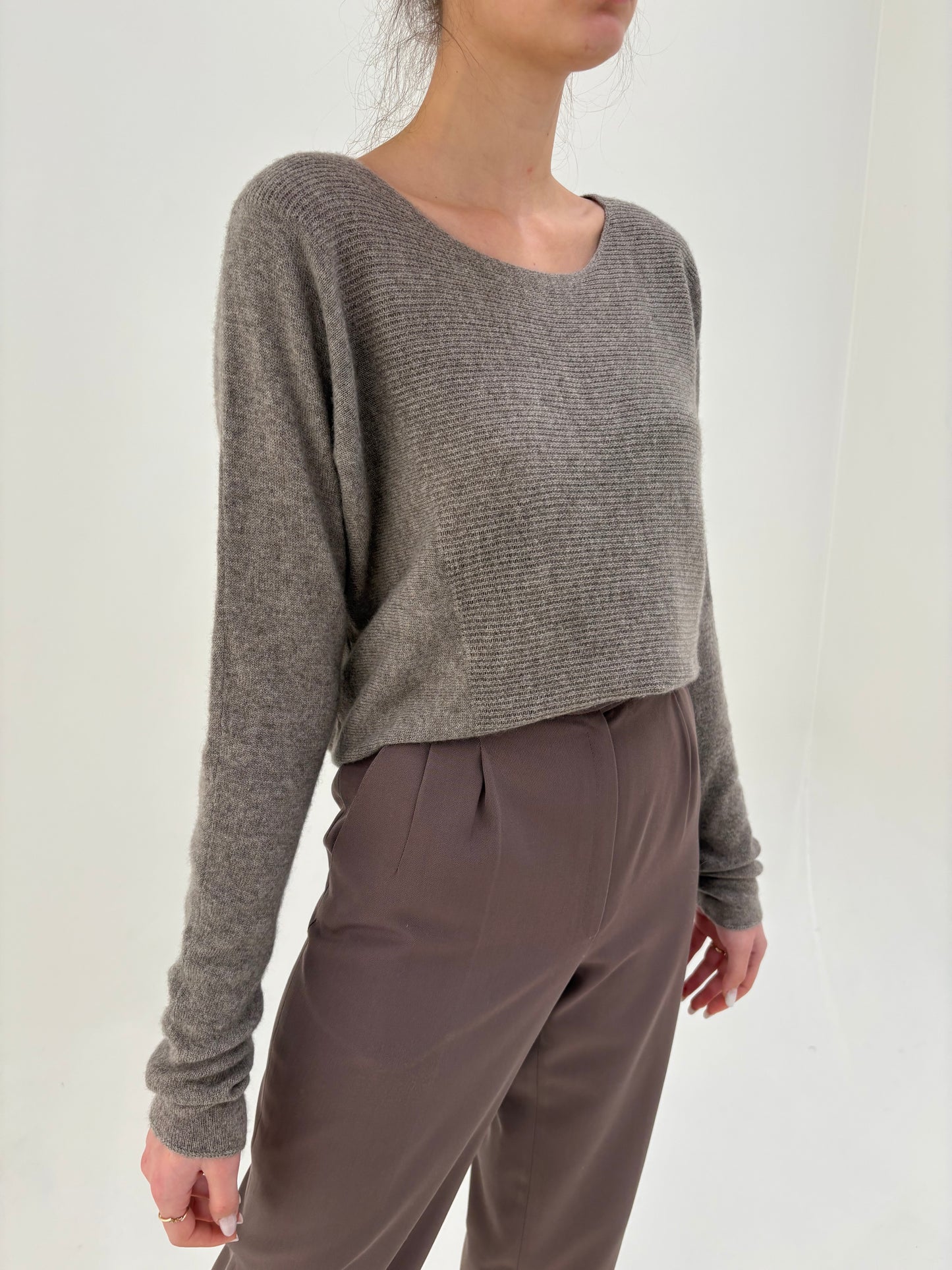 Pulover taupe din cașmir excepțional în croi lejer
