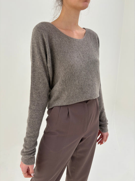 Pulover taupe din cașmir excepțional în croi lejer