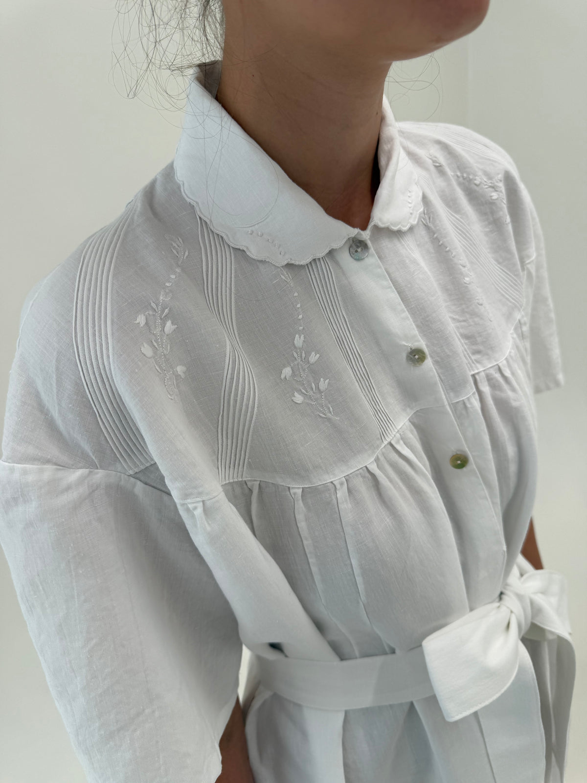 Rochie vintage maxi bijuterie din in excepțional cu broderie manuală delicată