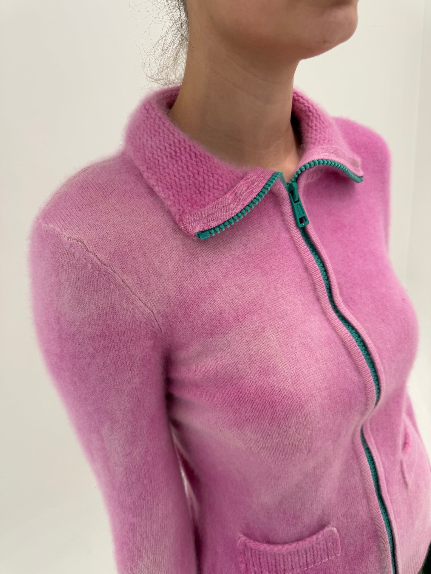 Jacheta Barbie Pink din cașmir multiply excepțional cu influențe casual