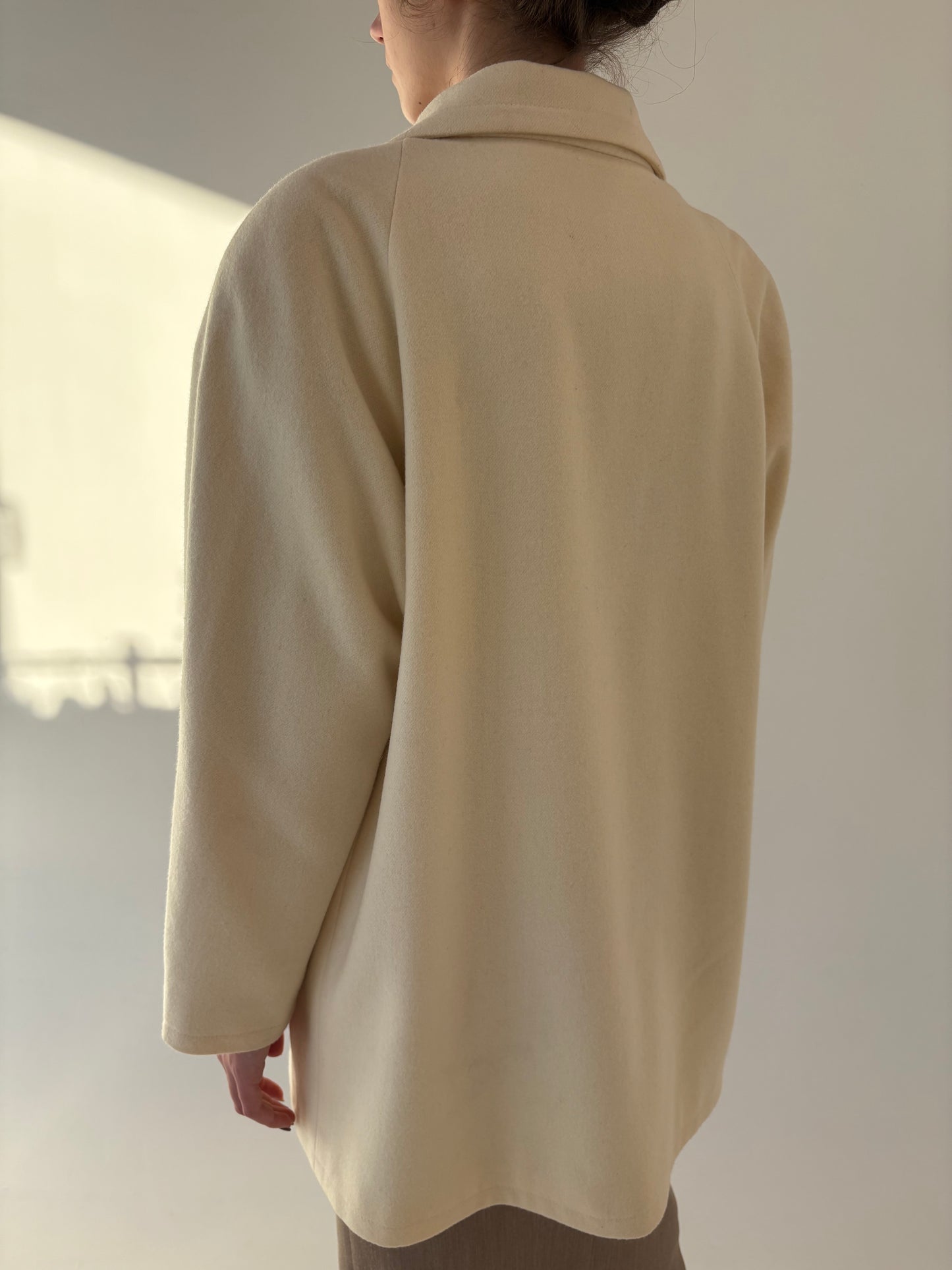 Palton butter white în croi retro modern din lana extrafina