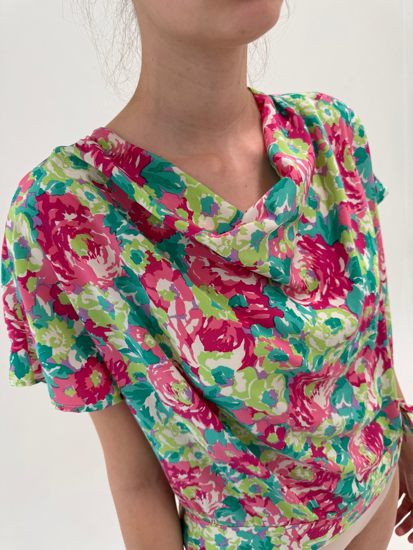 Top exceptional cu bust drapat din mătase naturală și print floral superb