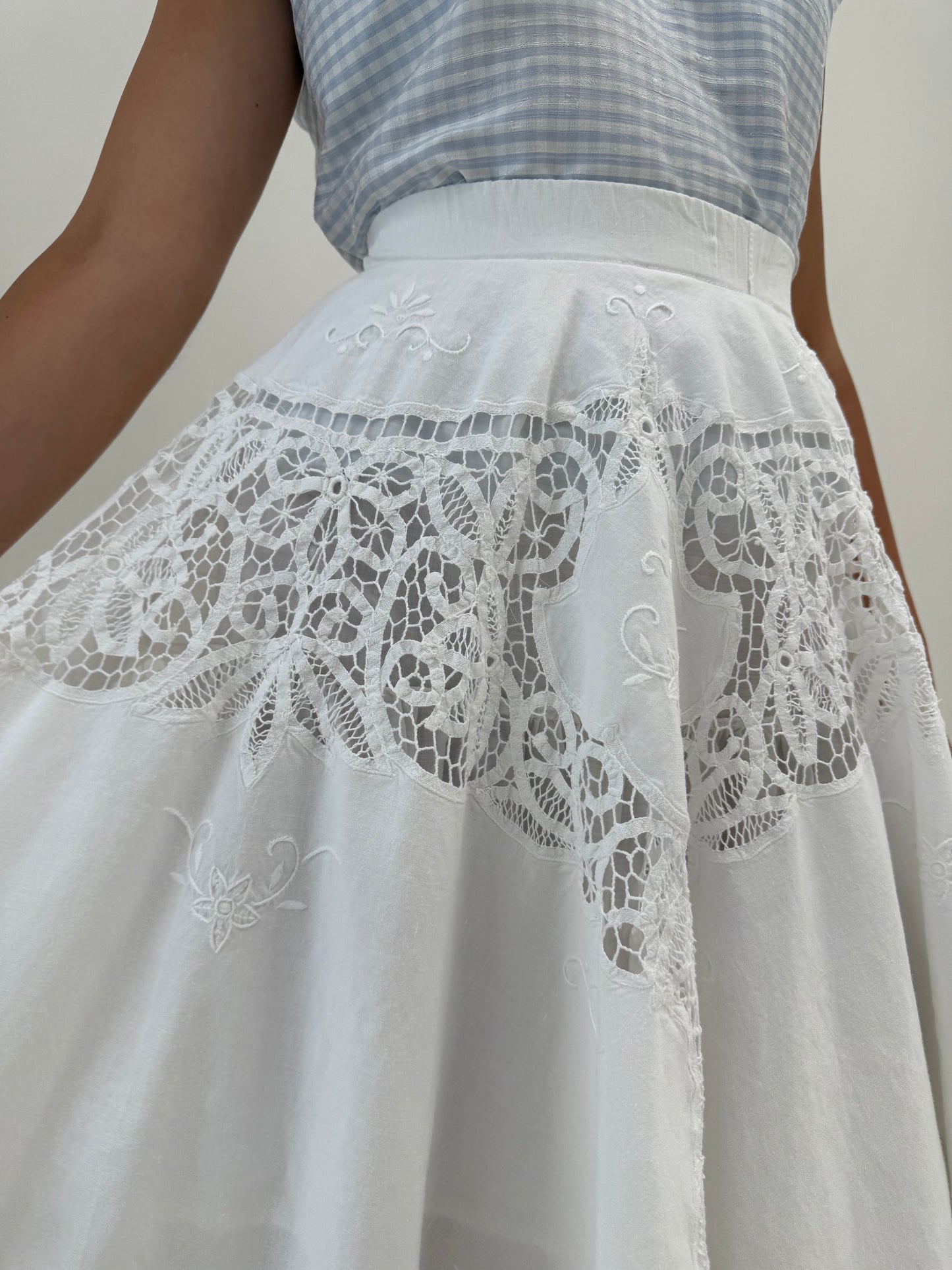 Fustă bijuterie cu broderie manuală excepțională spre maxi si talie elastică