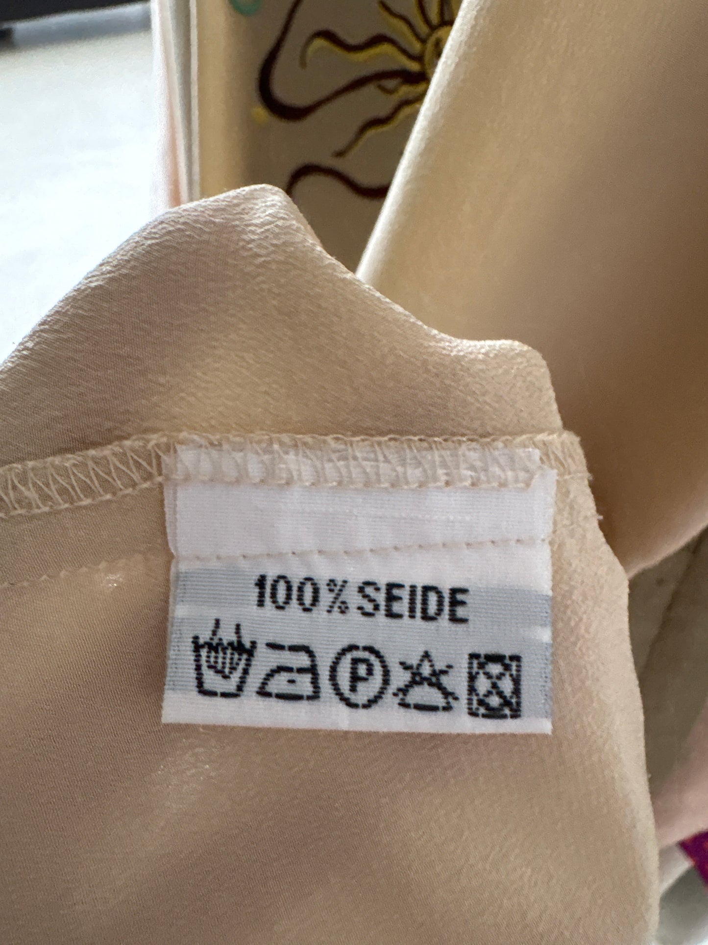 Top sand nude din mătase naturală în croi lung minimalist cu r print manual