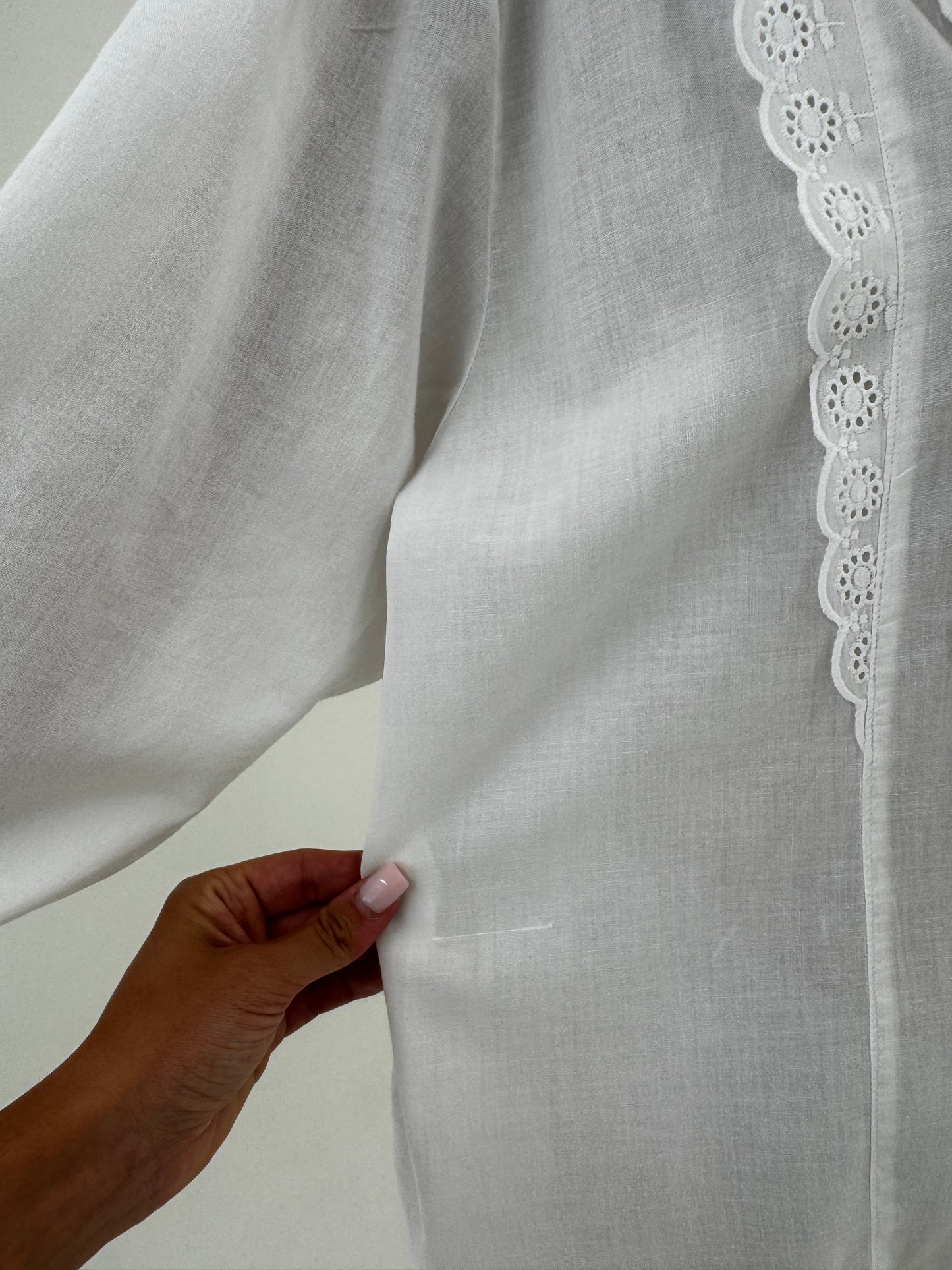 Cămașa vintage cu inserții de dantela și broderie anglaise din bumbac excepțional