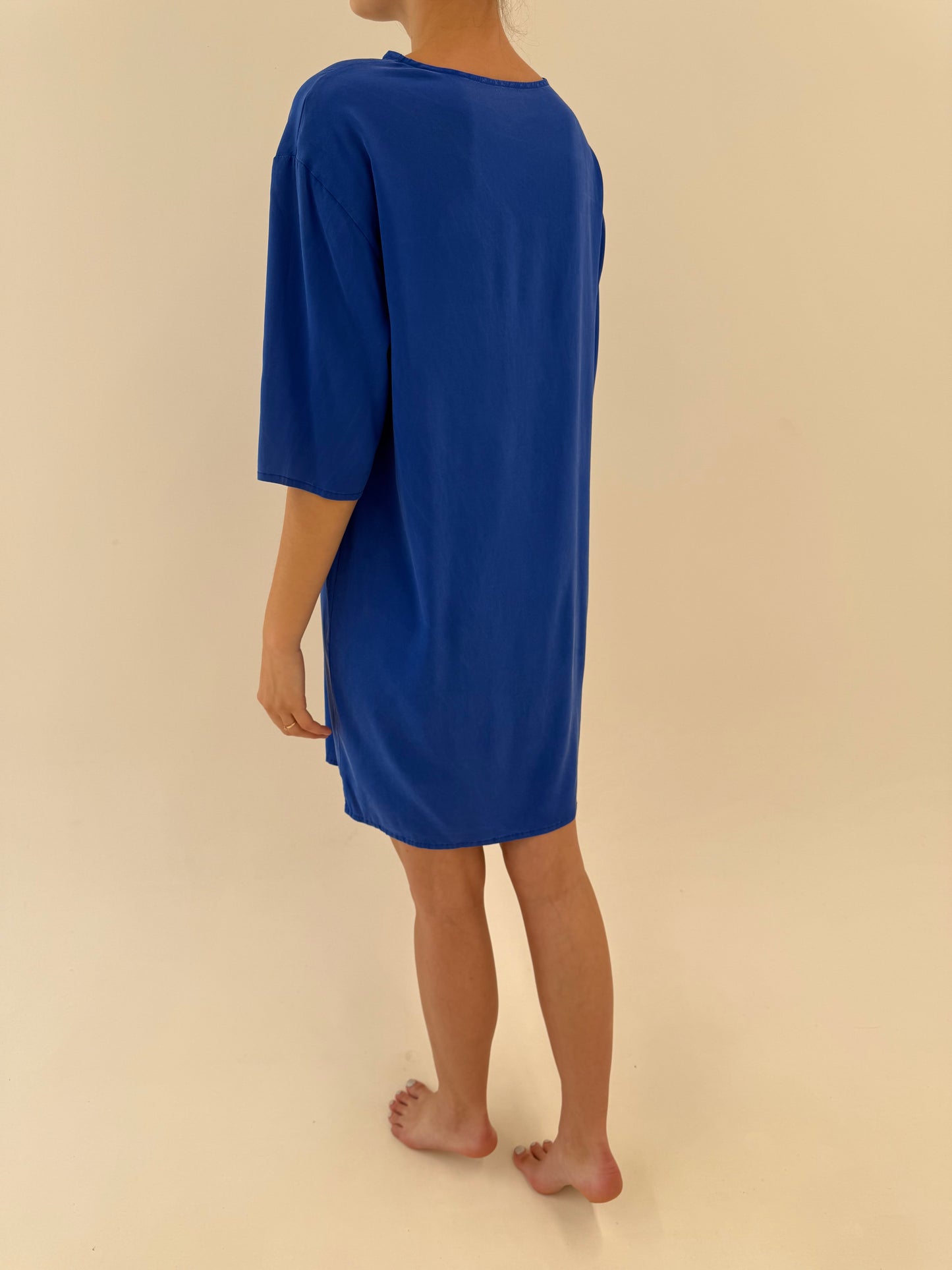 Rochie albastru regal din mătase naturală în croi minimalist