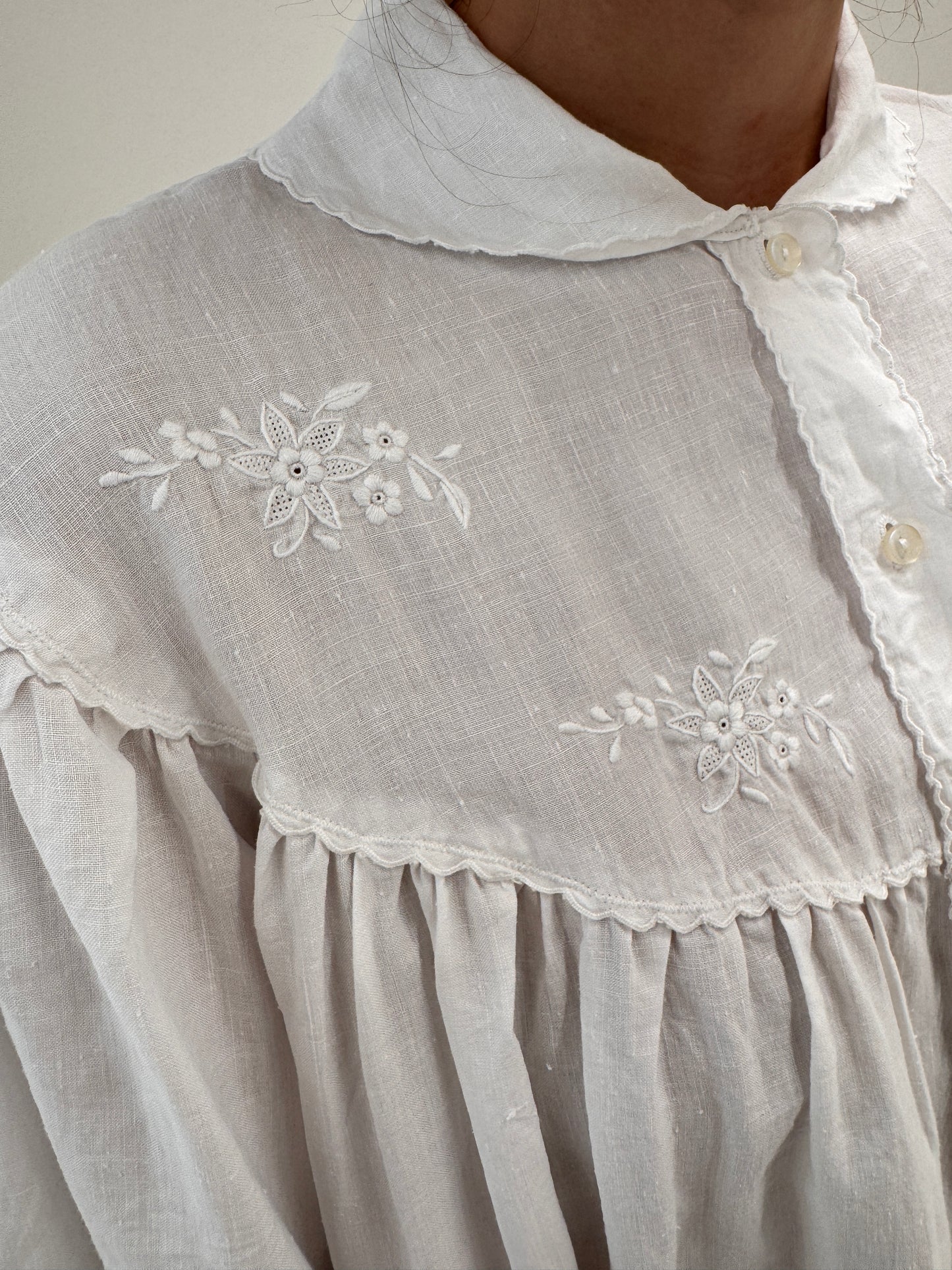 Rochie maxi excepțională cu broderie manuală în croi super drapat din in fin