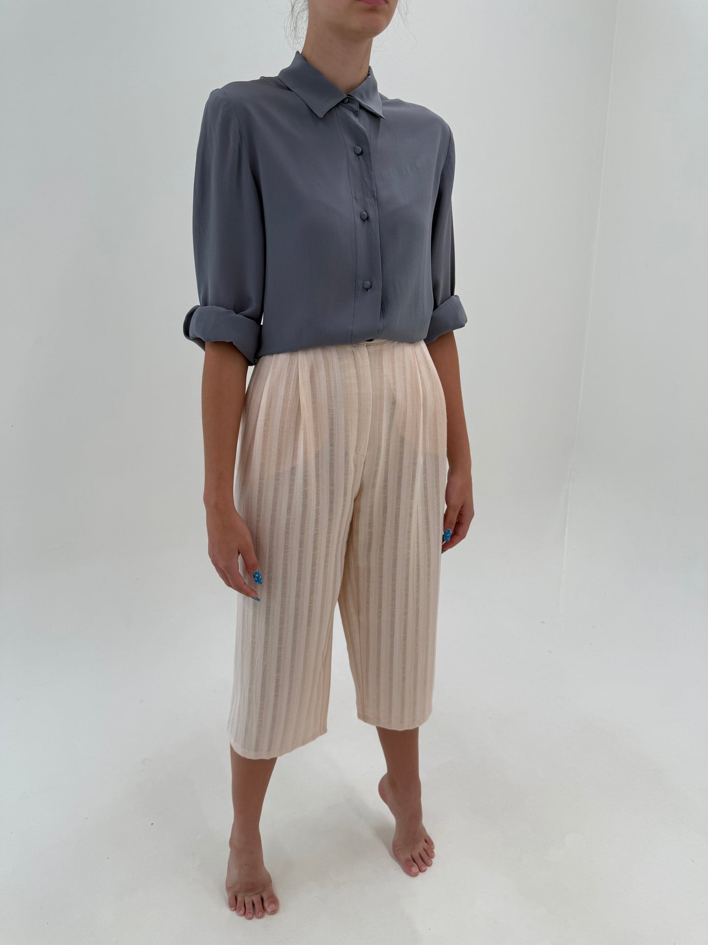Pantaloni capri dusty peach din panzica texturată cu dungi verticale