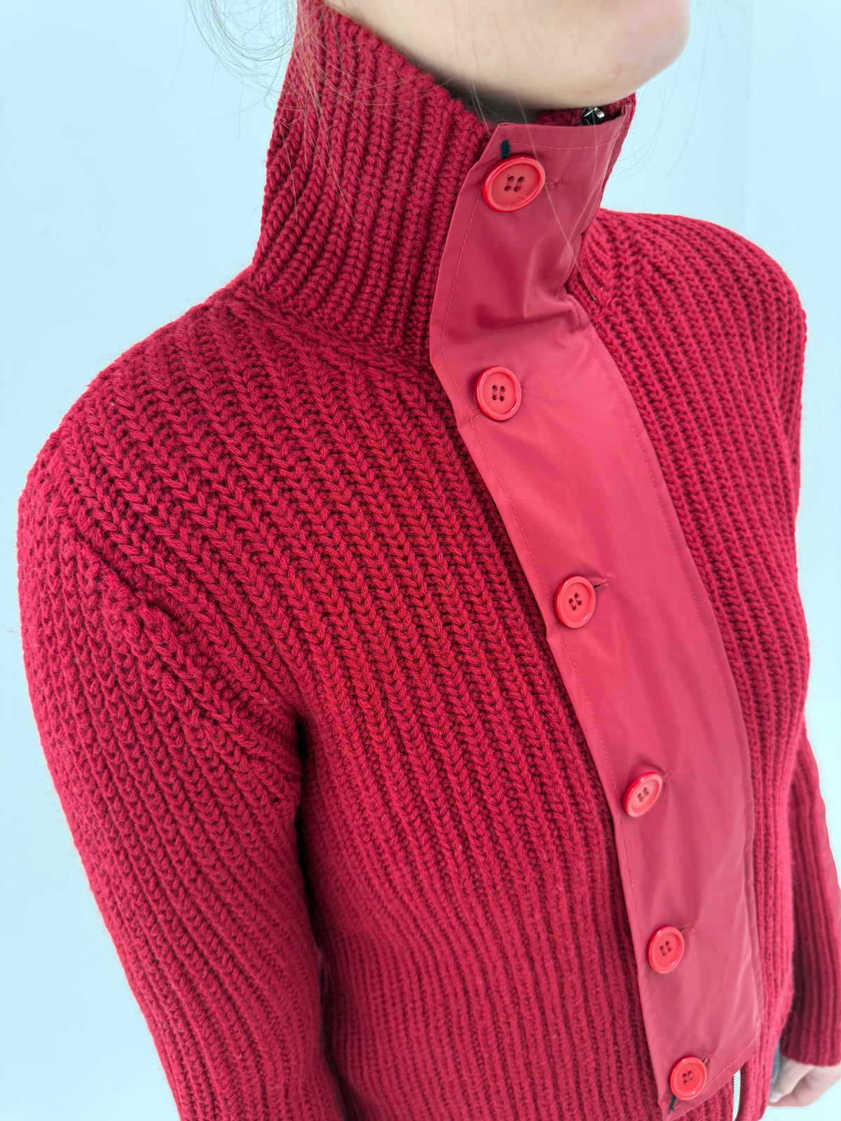 Jacheta burgundy din lana extrafina plină cu influențe casual și funnel neck