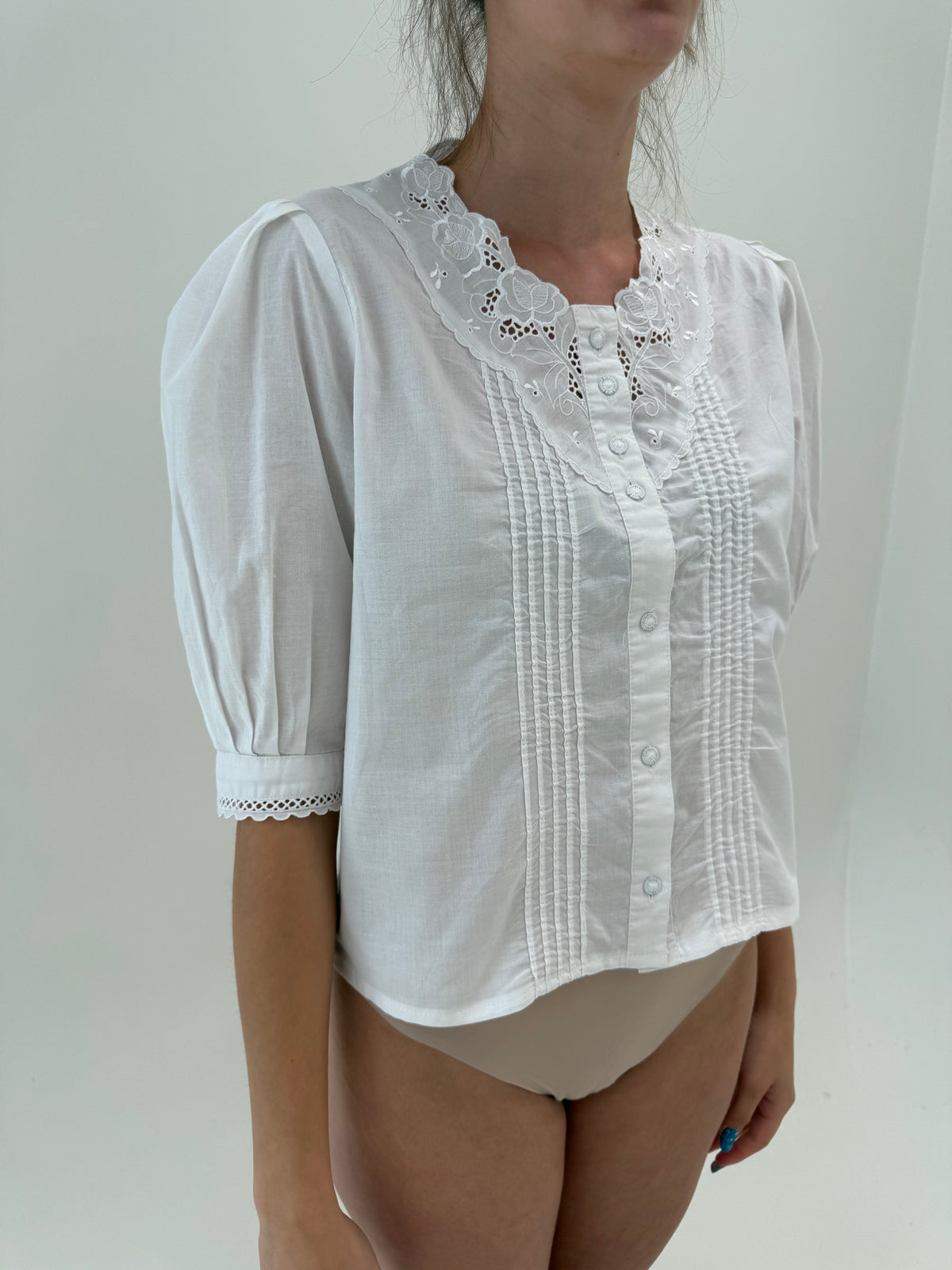 Cămașa vintage cu broderie anglaise și macrame fin cu umeri ușor bufanți
