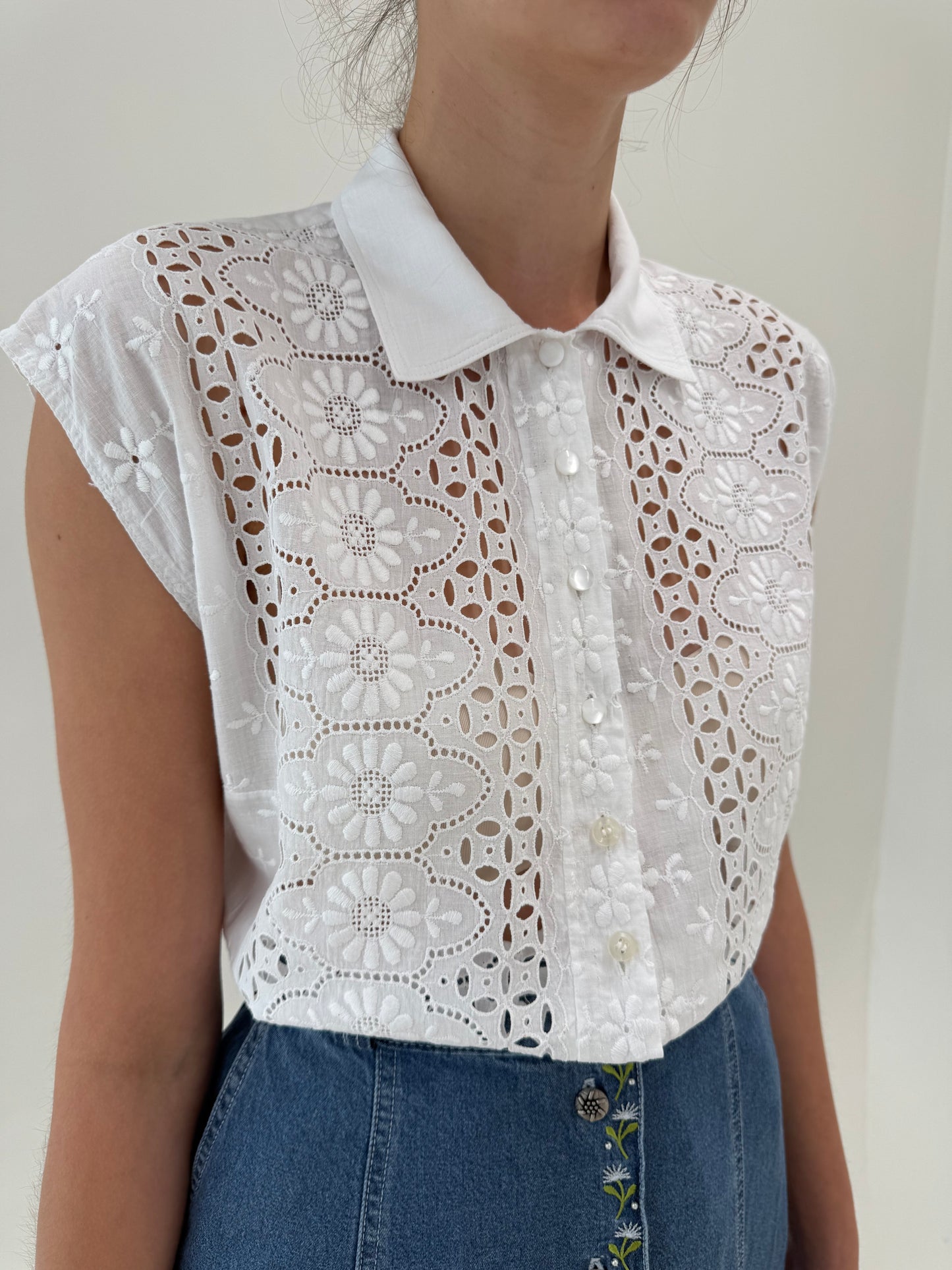 Cămașa excepțională în croi minimalist integral cu broderie anglaise