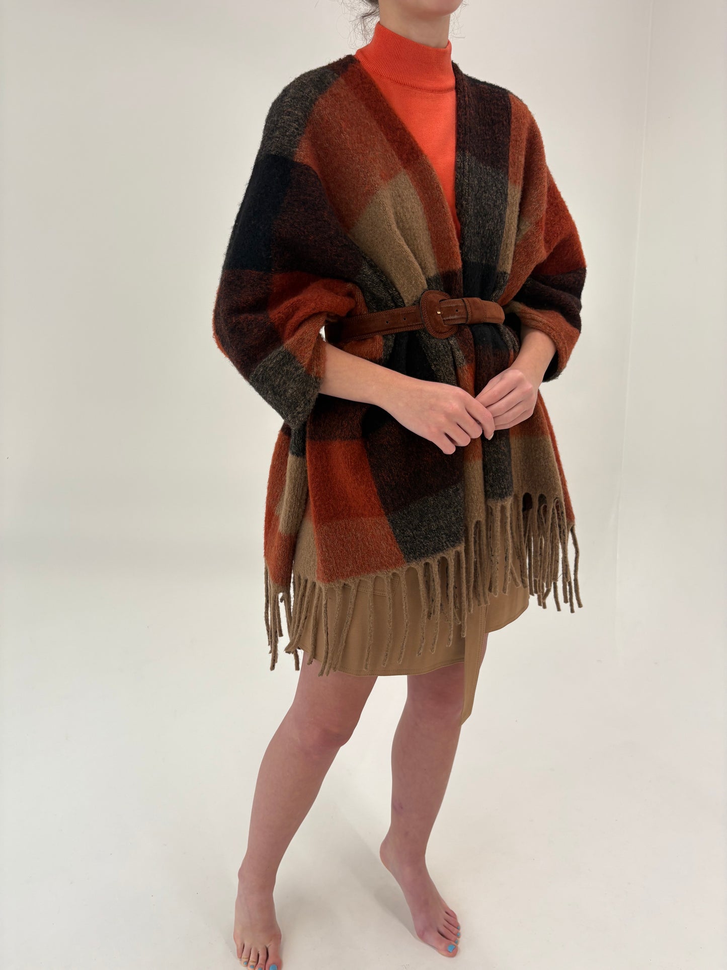 Capa groasă în nuanțe neutre din lana extrafina