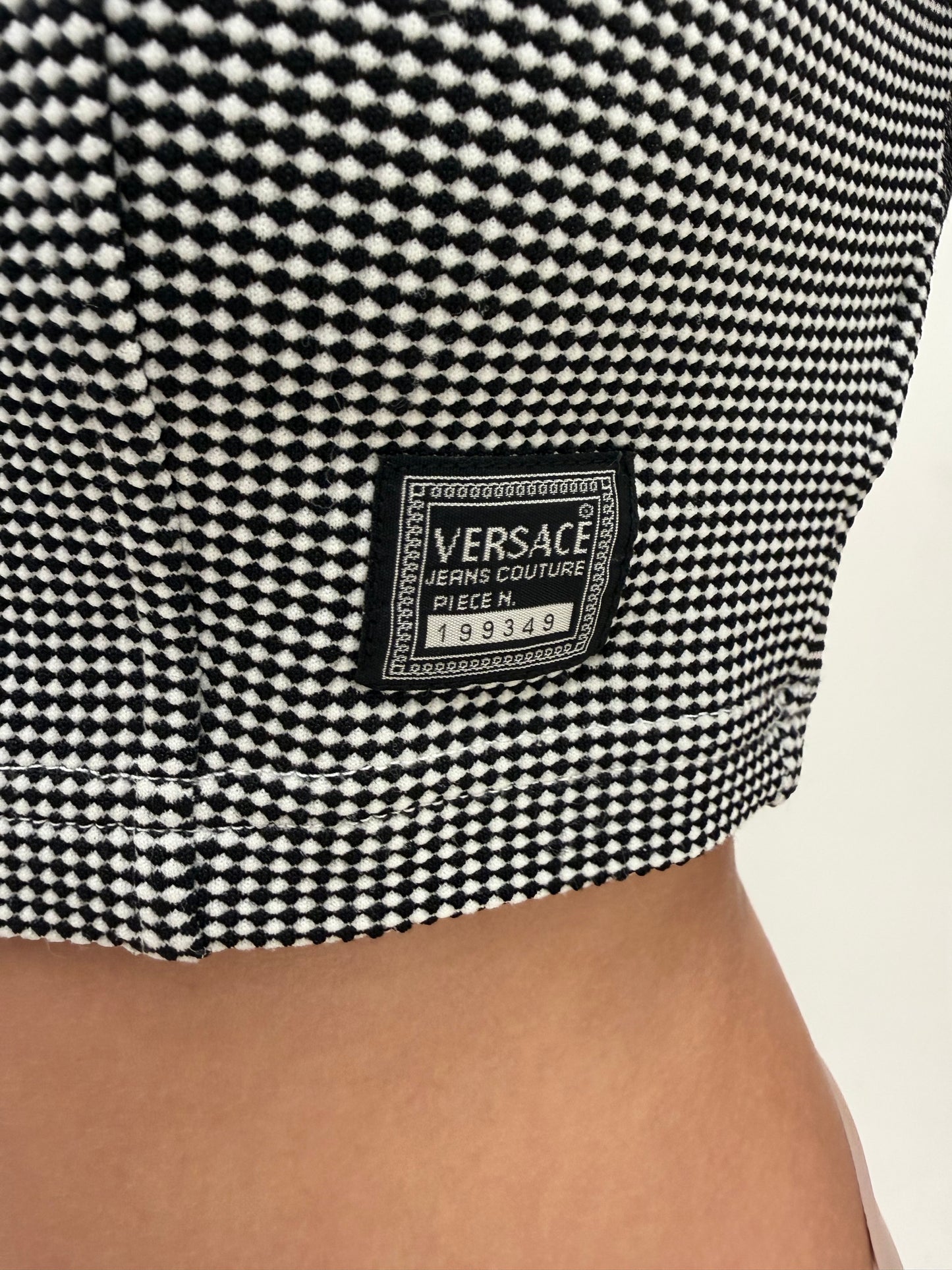 Top vintage Versace cropped modelator cu logoul brandului pe feronerie