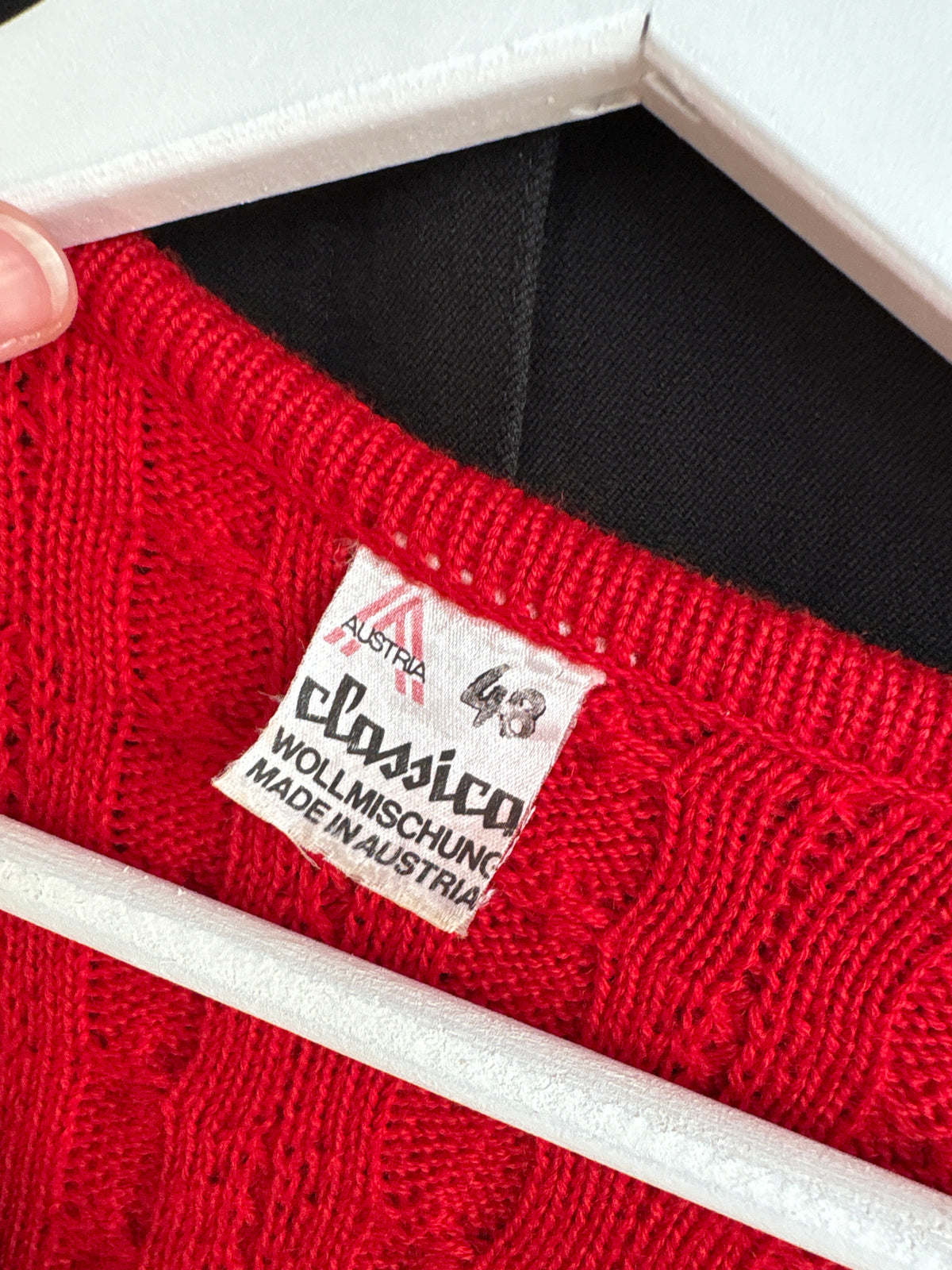 Cardigan vintage cu torsade din lana extrafina cherry red cu nasturi metalici argintii