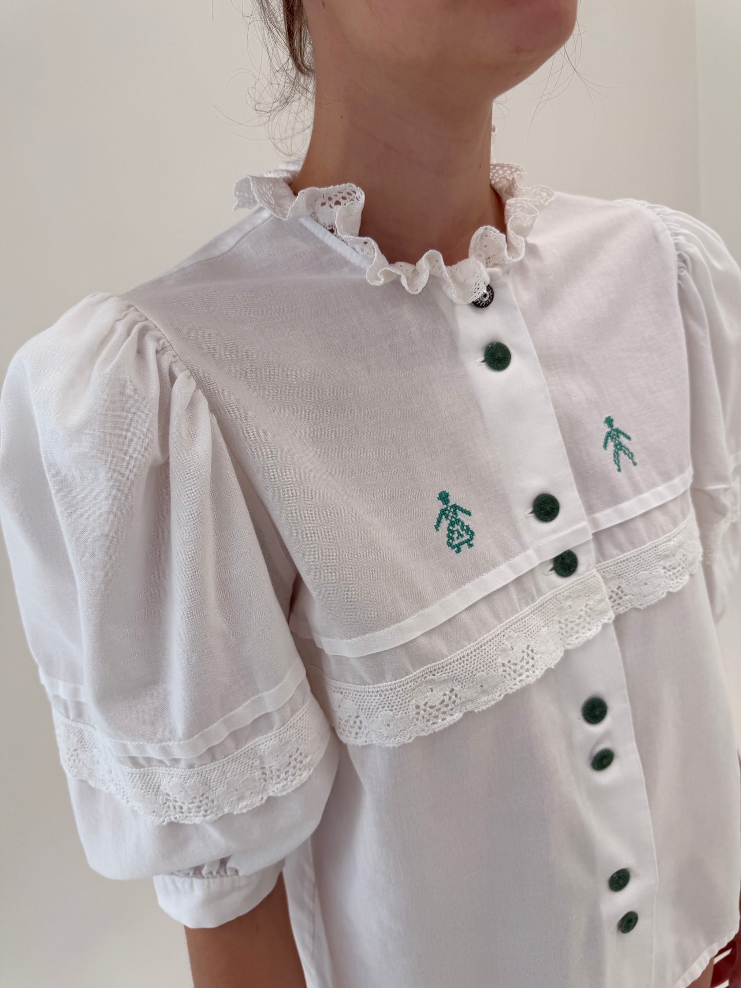 Cămașa vintage din pânză cu broderie si aplicații de dantelă macrame