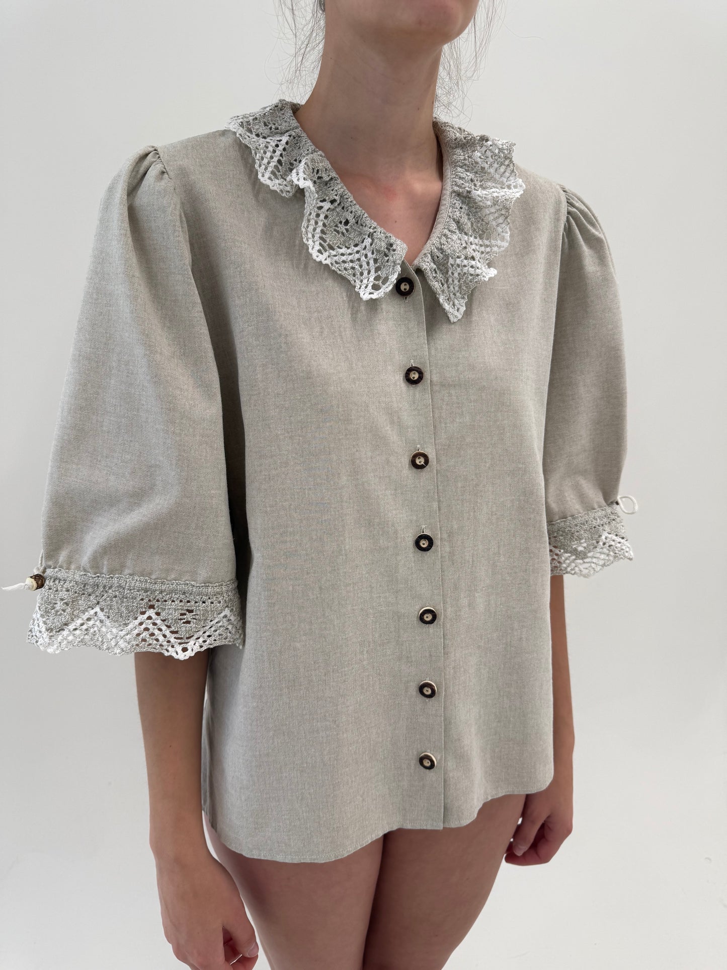 Cămașa vintage din pânză de in cu macrame lucrat manual