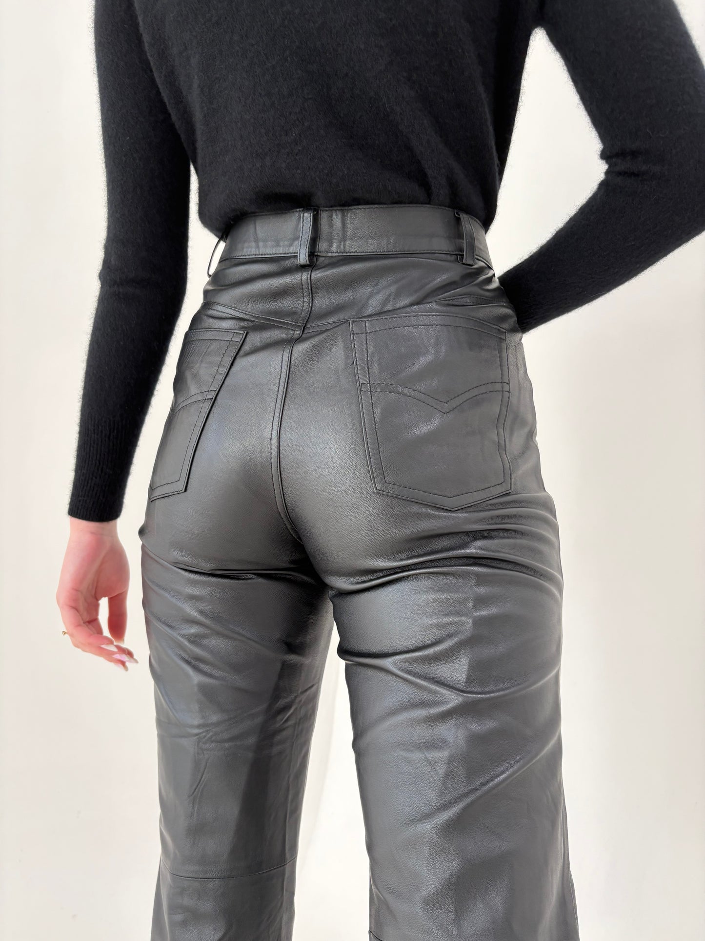 Pantaloni negri din piele naturală moale cu talie înaltă