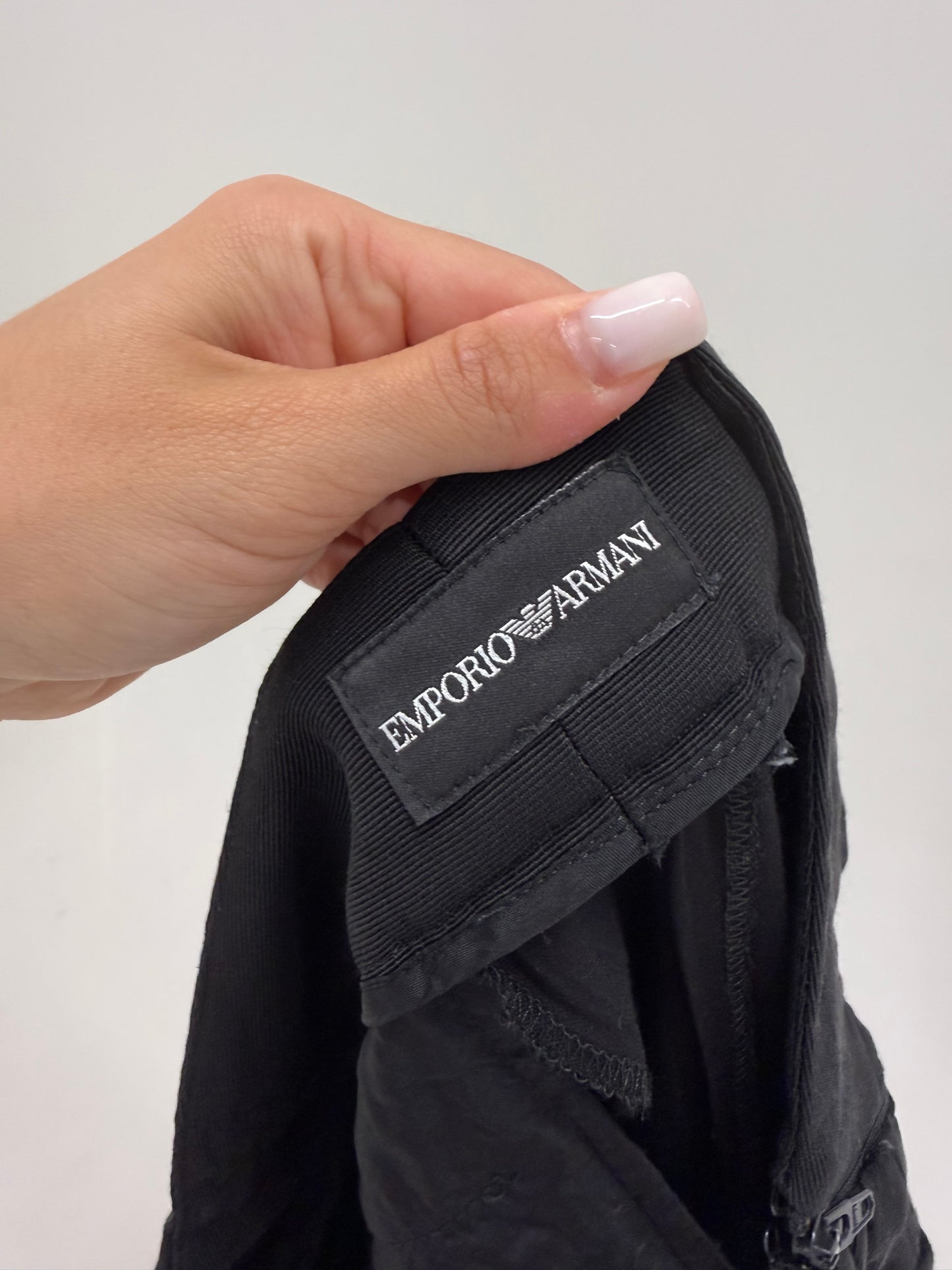 Pantaloni Negri Armani petite în croi în stil baloon cu vipușca și detalii chic