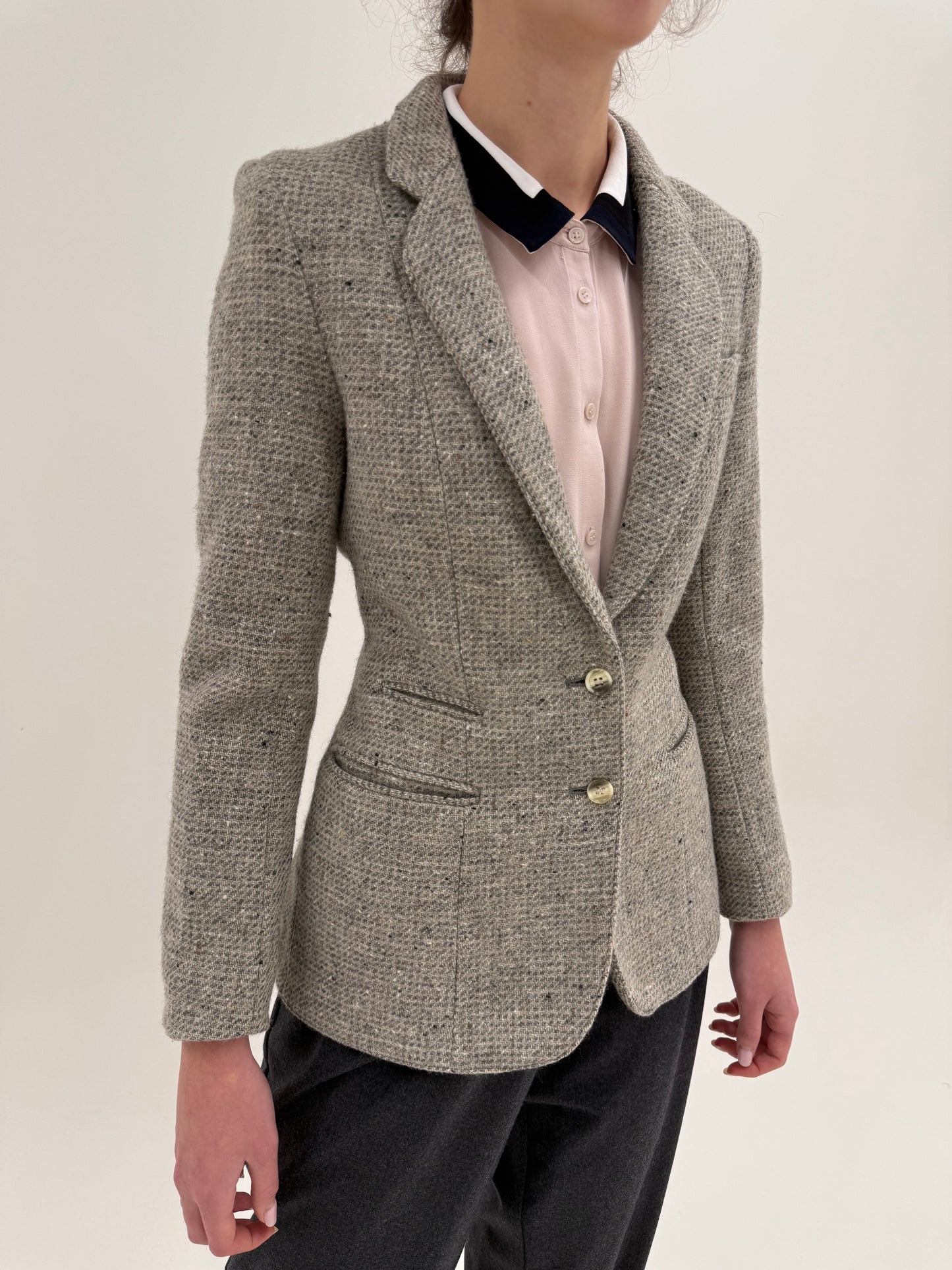 Sacou cambrat din tweed gros de lana certificată warm gray