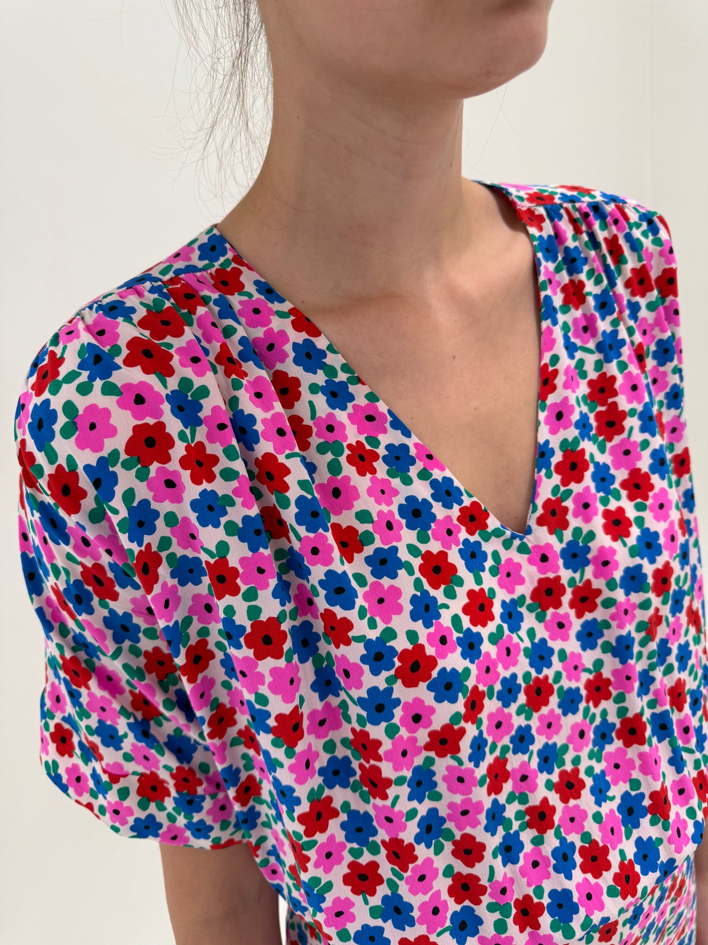 Rochie din mătase naturală cu print fucsia și albastru regal cu bust drapat