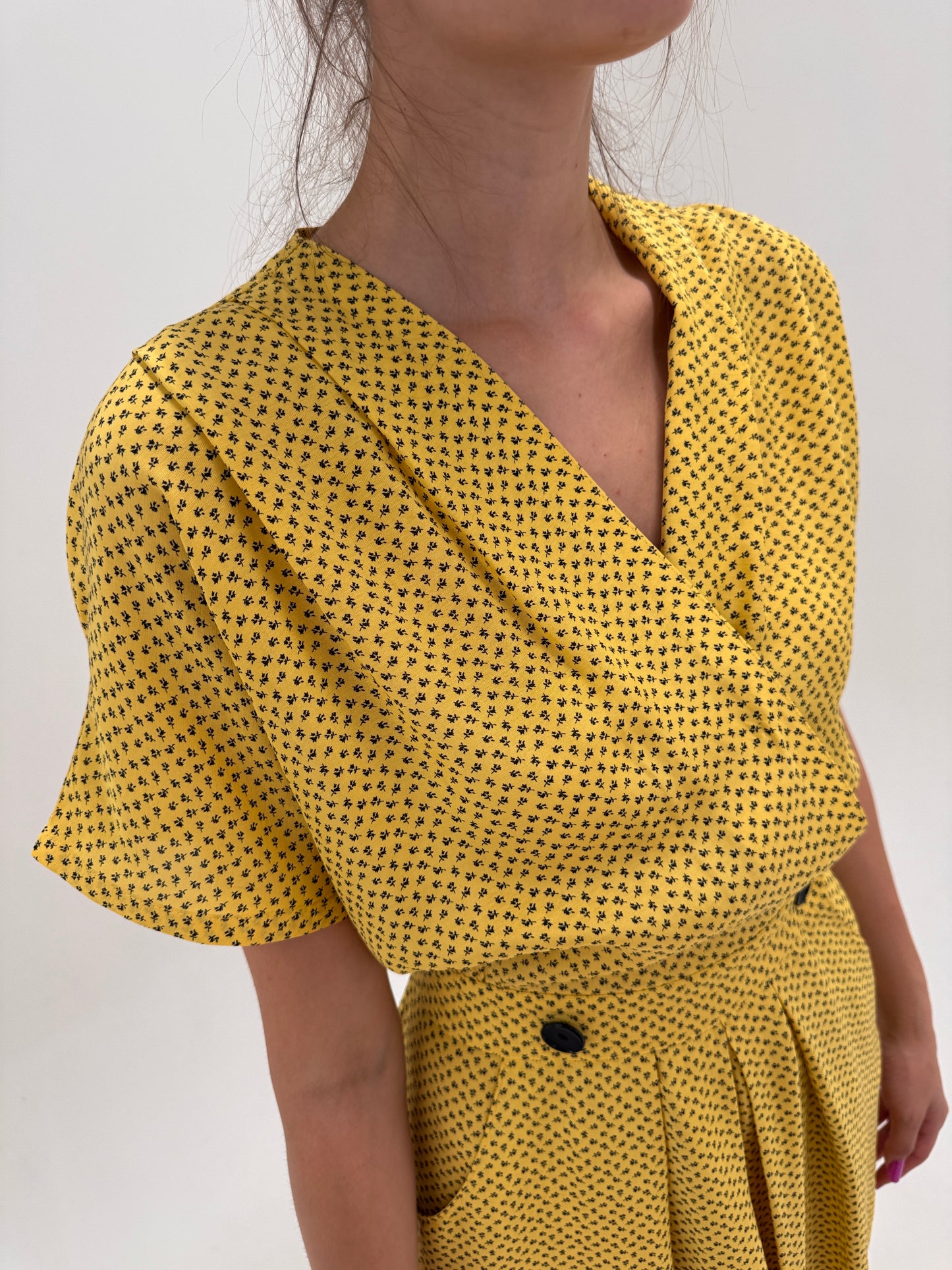 Salopetă vintage cu talie ultra înaltă marcată și top in stil kimono