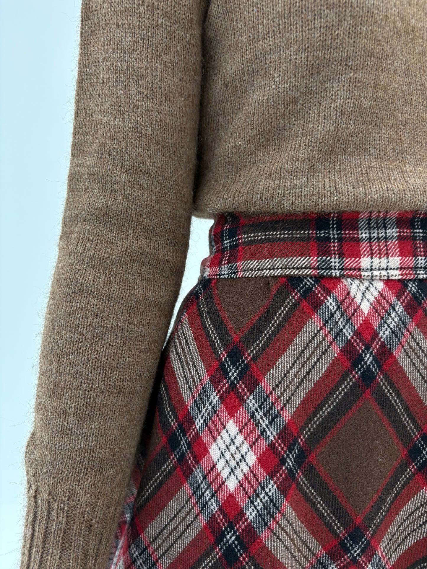 Fustă chocolate brown din Tartan cu talie ultra înaltă marcată