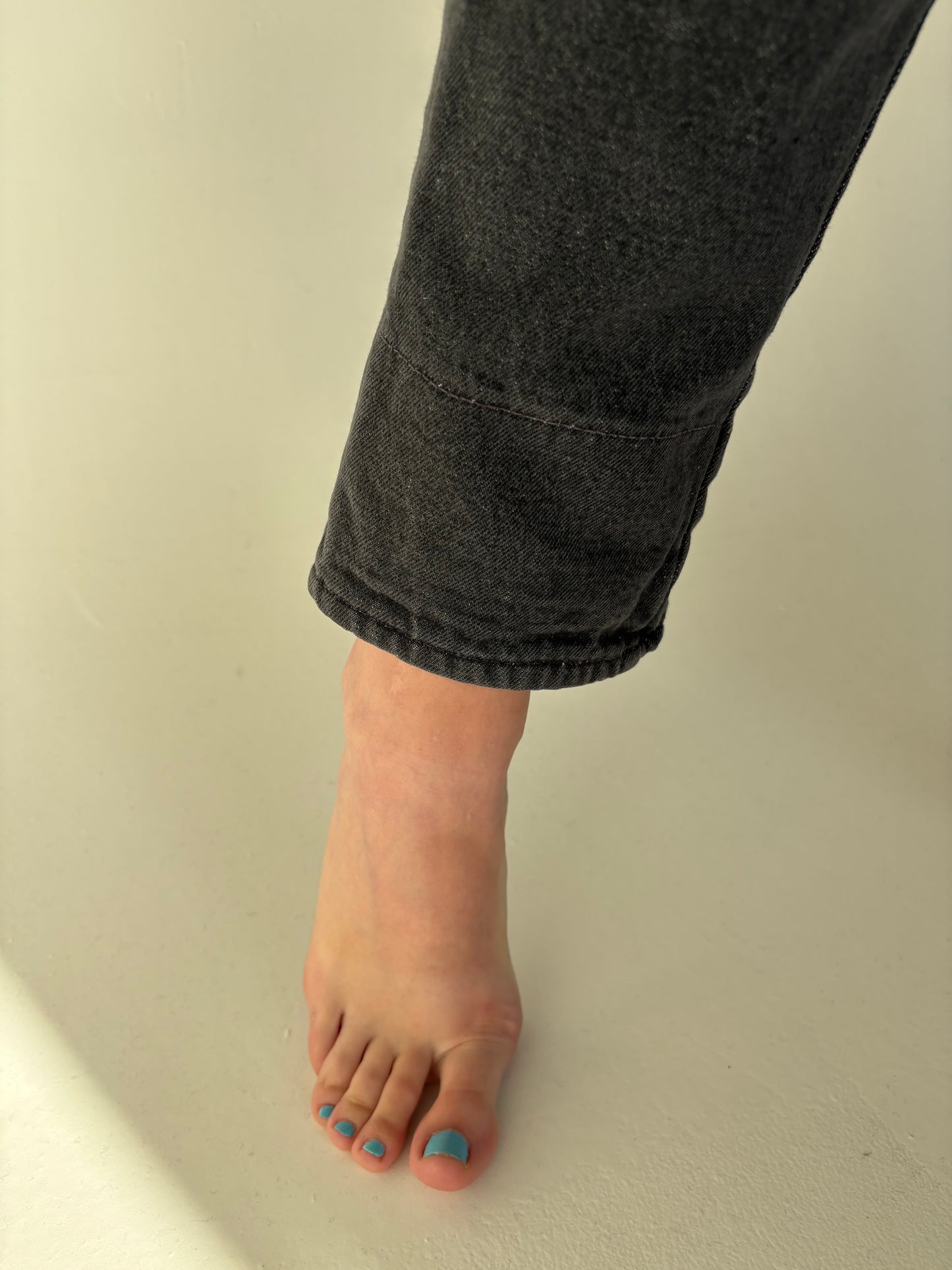 Jeans old vintage mom fit anii 80 cu pense și talie elastică  mărcata