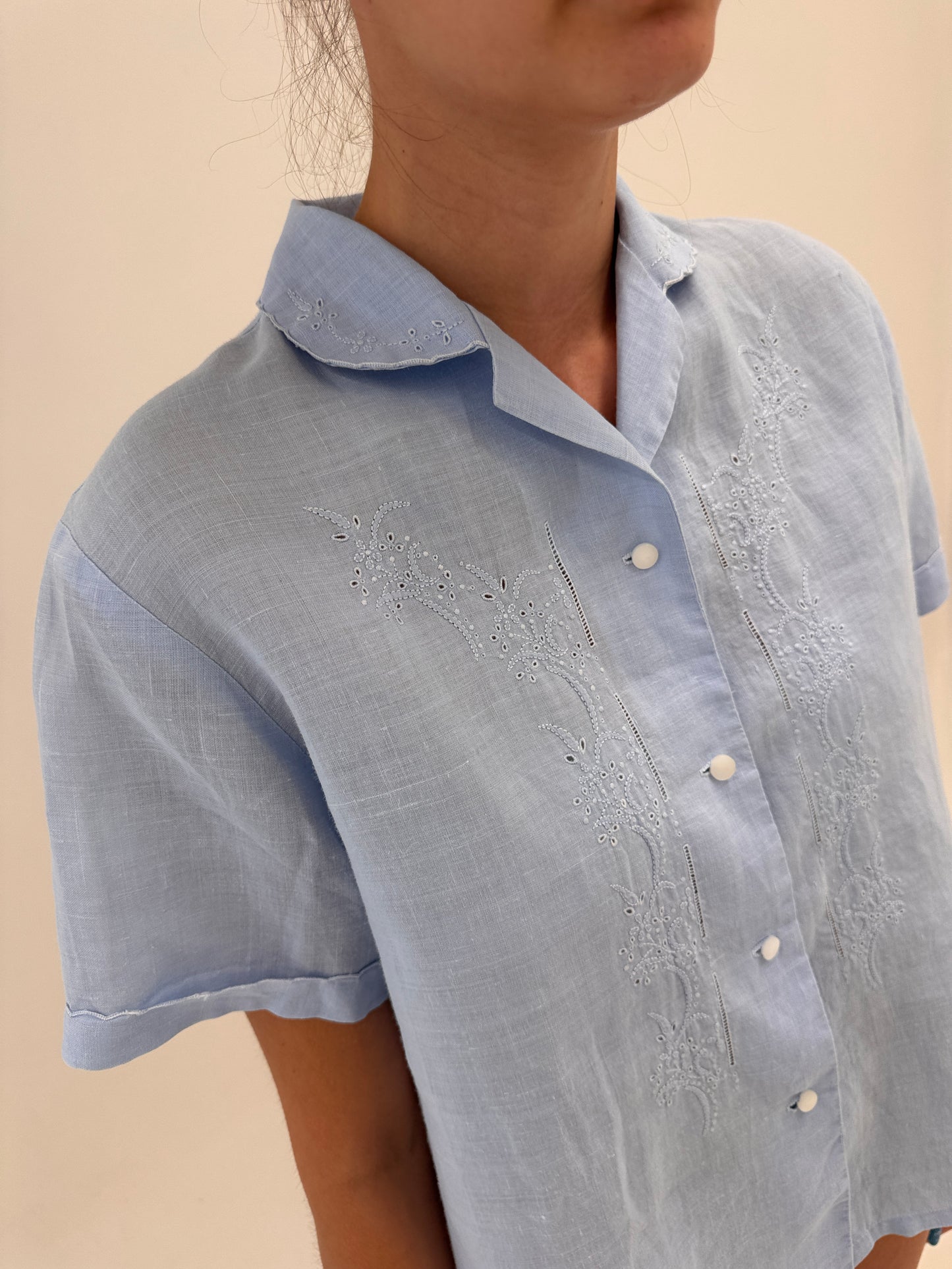 Cămașa bijuterie din in baby blue cu broderie manuală delicată
