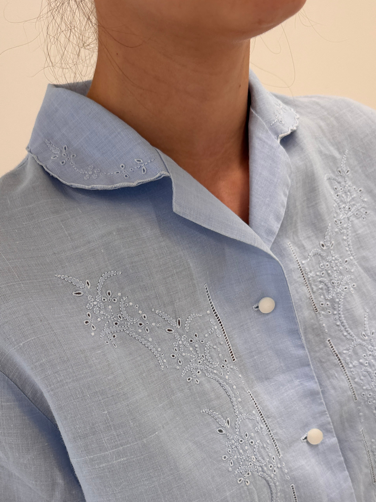Cămașa bijuterie din in baby blue cu broderie manuală delicată
