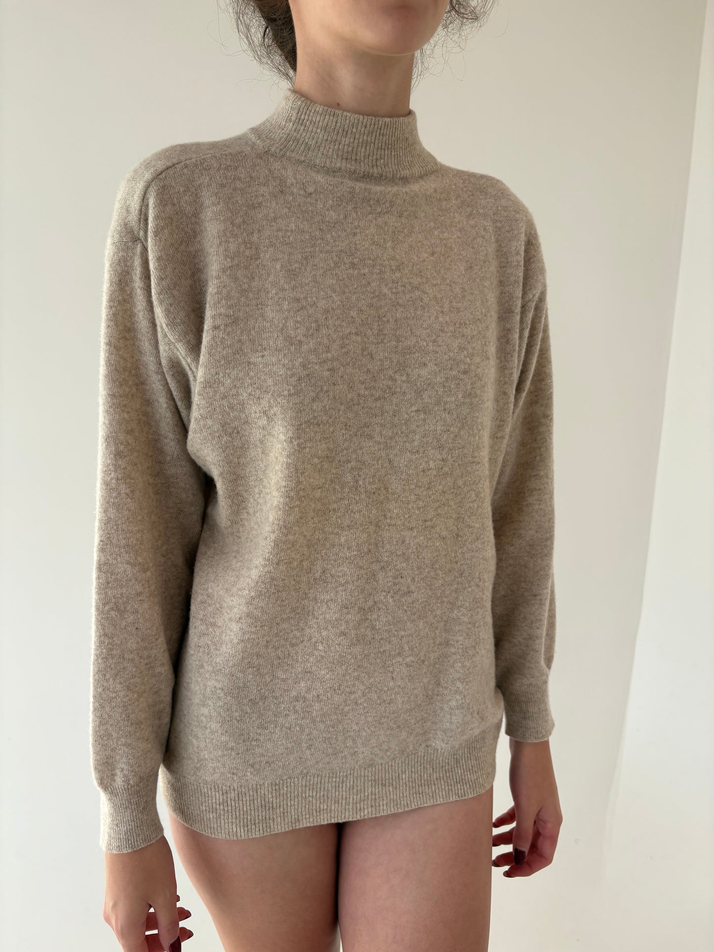 Maleta chimney light nude din lana extrafina pufoasă în croi lejer