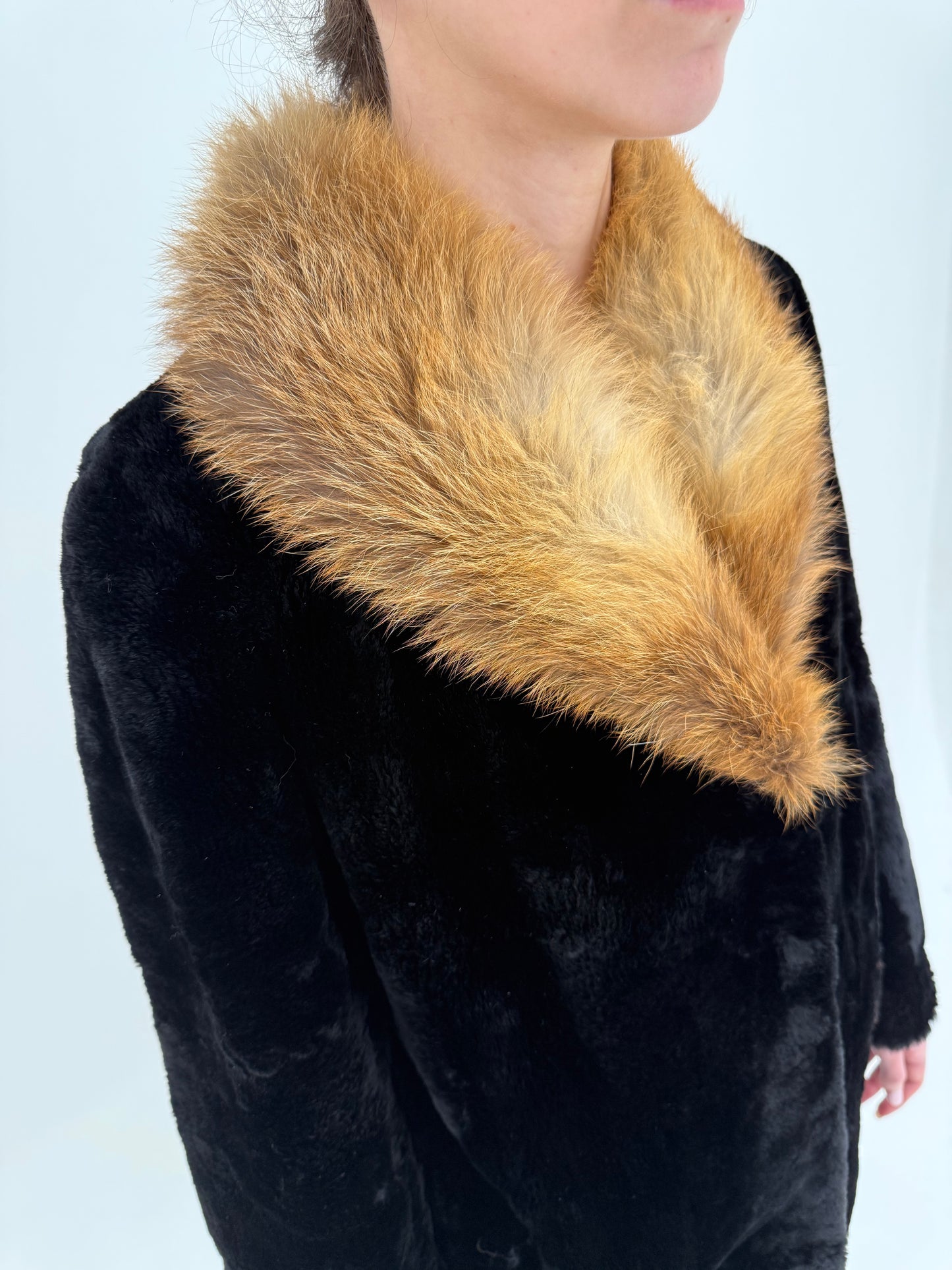 Blană naturală Mouton negru cu guler de vulpe
