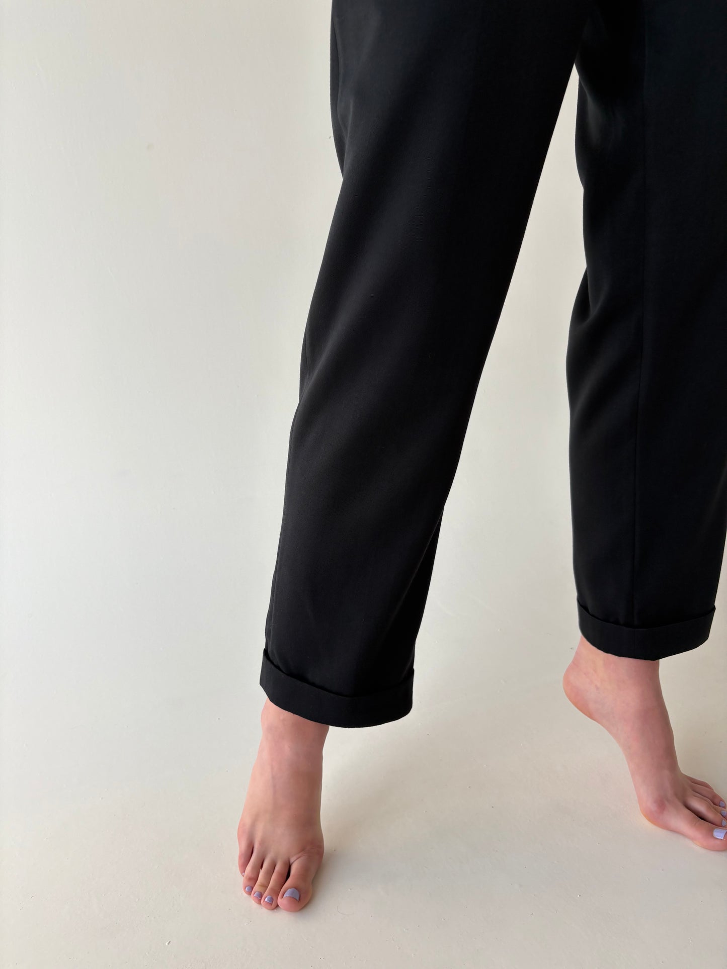 Pantaloni negri cu pense din bumbac gros ușor satinat și talie ultra înaltă