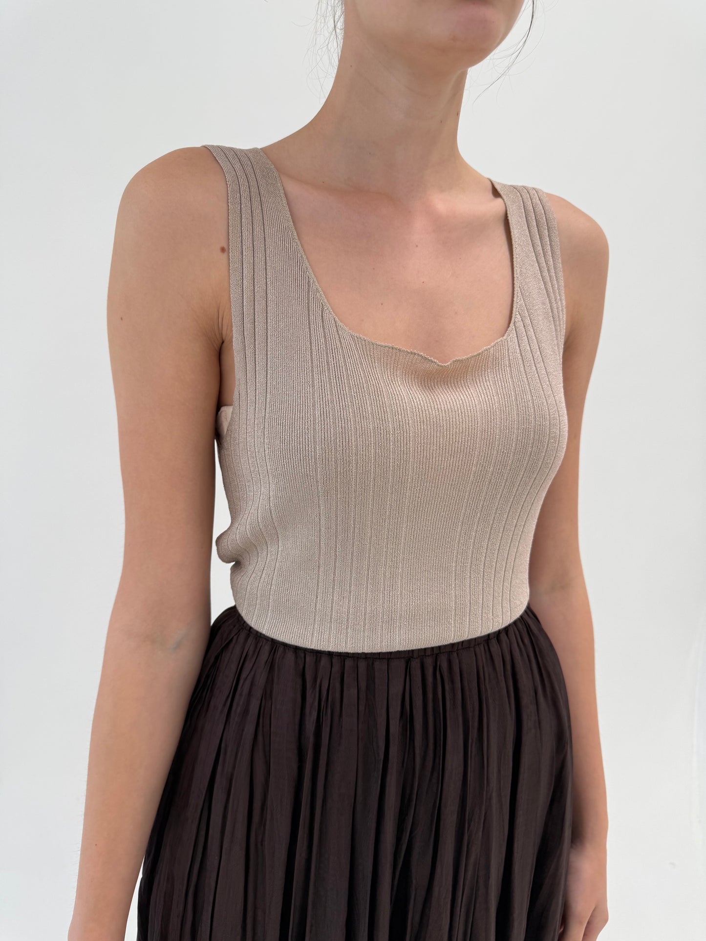 Top sand nude din jerse de vară