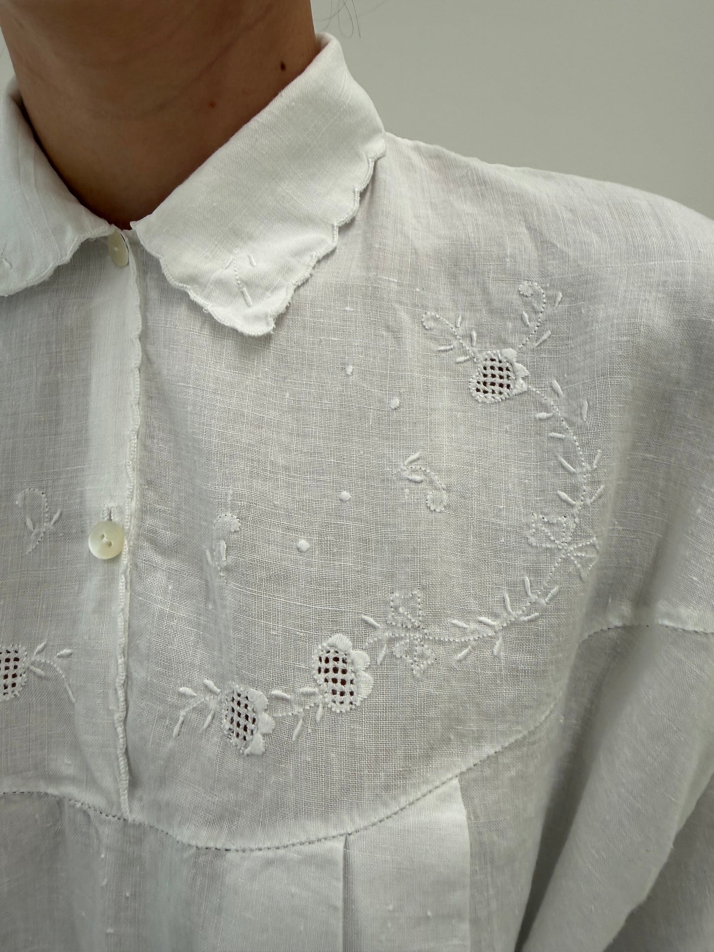 Rochie maxi bijuterie cu broderie manuală din in excepțional cu cordon propriu lat